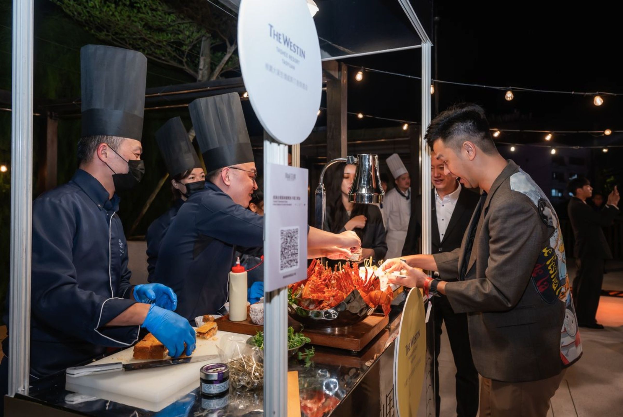 夜市攤位以多款創意料理重現台灣特色夜市氛圍，圖為桃園大溪笠復威斯汀度假酒店攤車。（萬豪國際集團提供）