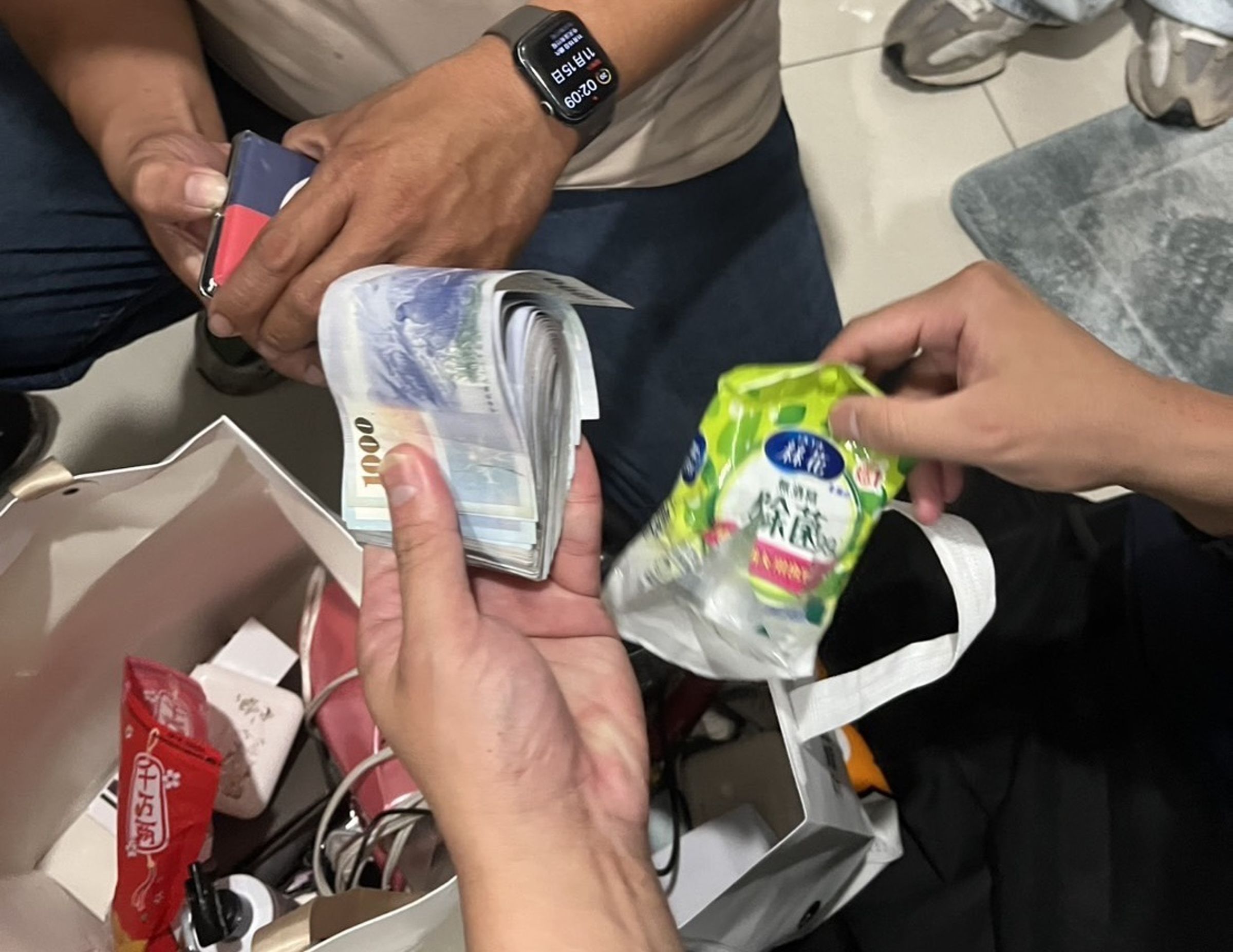 員警現場清點贓款。(翻攝畫面)