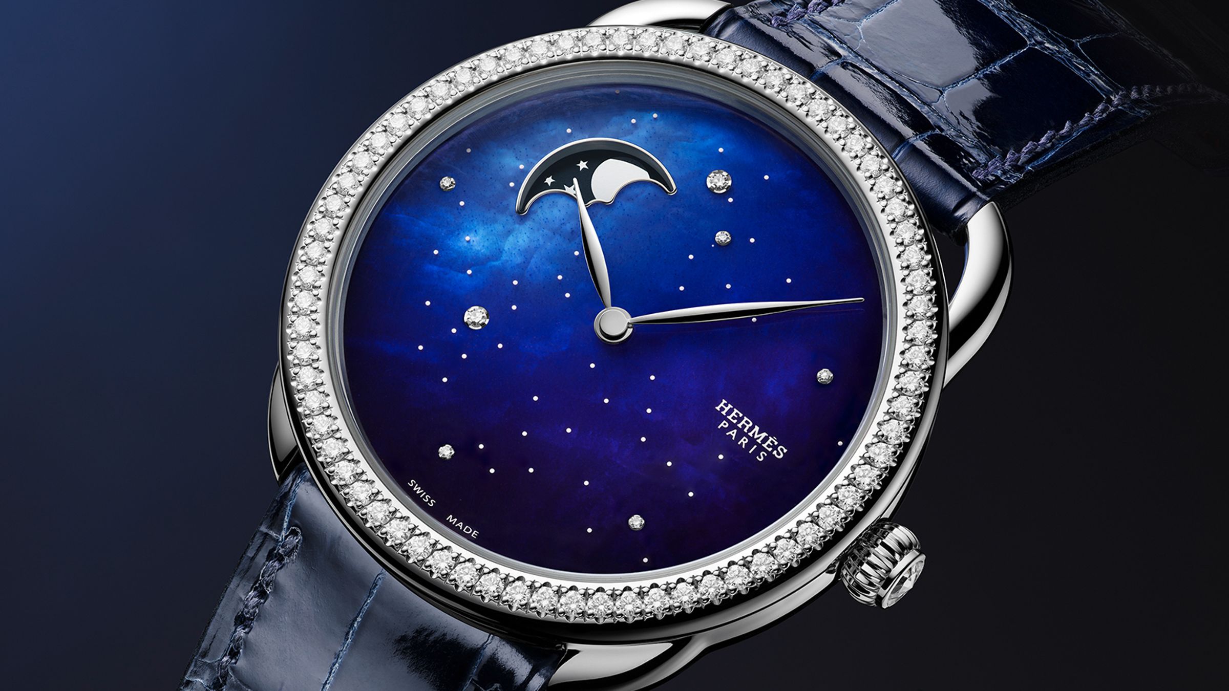 HERMÈS Arceau Petite Lune｜錶徑38mm／不鏽鋼材質／時、分、月相盈虧指示／H1837自動上鍊機芯／錶殼鑲鑽0.805克拉；珍珠母貝面盤塗覆半透明漸層藍漆並鑲嵌7顆鑽石／防水3大氣壓／定價NT$563,600