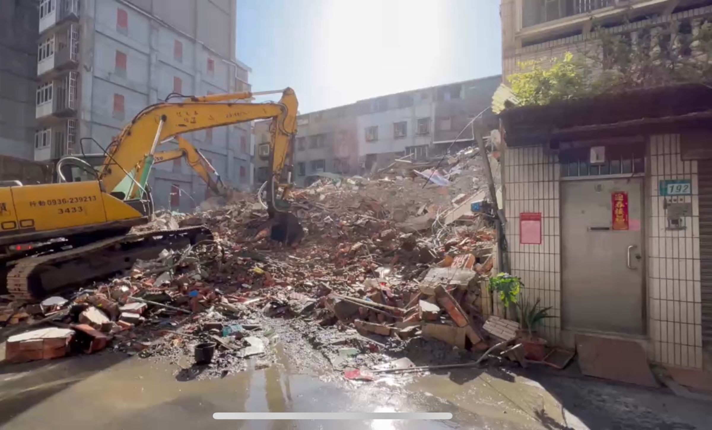 三重六張街工地開挖地下室,導致鄰房建築倒塌。(三重分局提供)