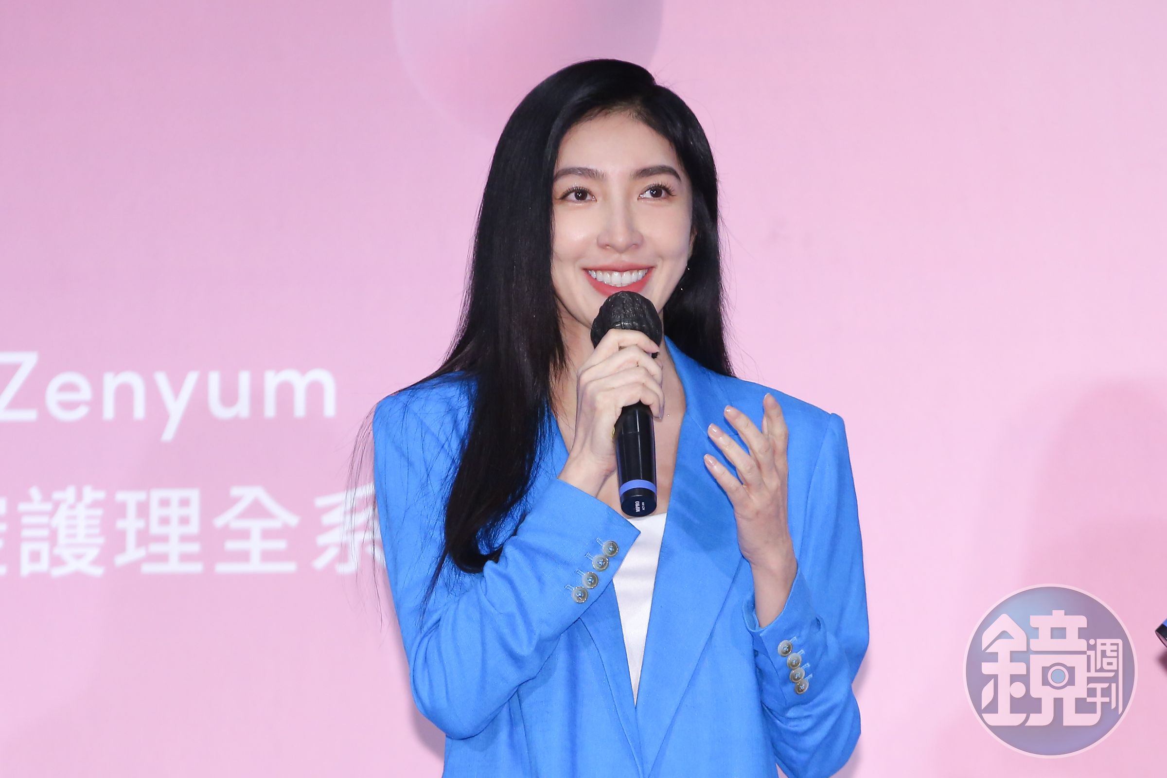 楊謹華被問到尷尬話題拿出牙刷來化解尷尬。