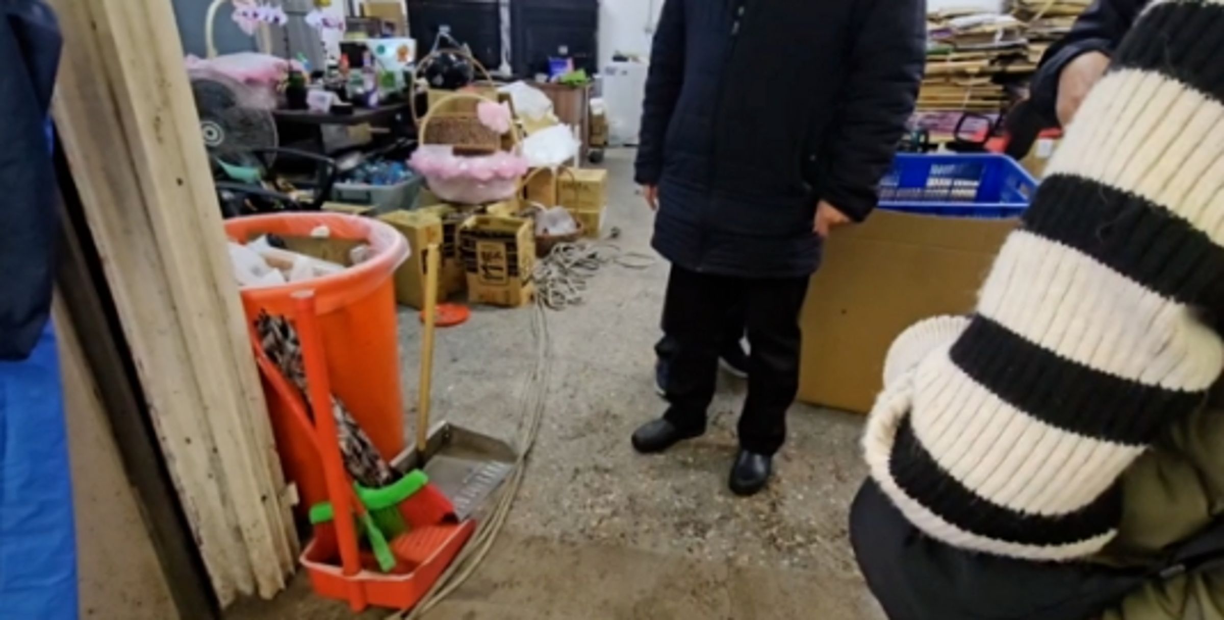基隆市南榮公墓稍早發生持刀衝突,造成2名清潔人員受傷,警方與救護人員到場處理,傷者緊急送醫救治。(翻攝畫面)