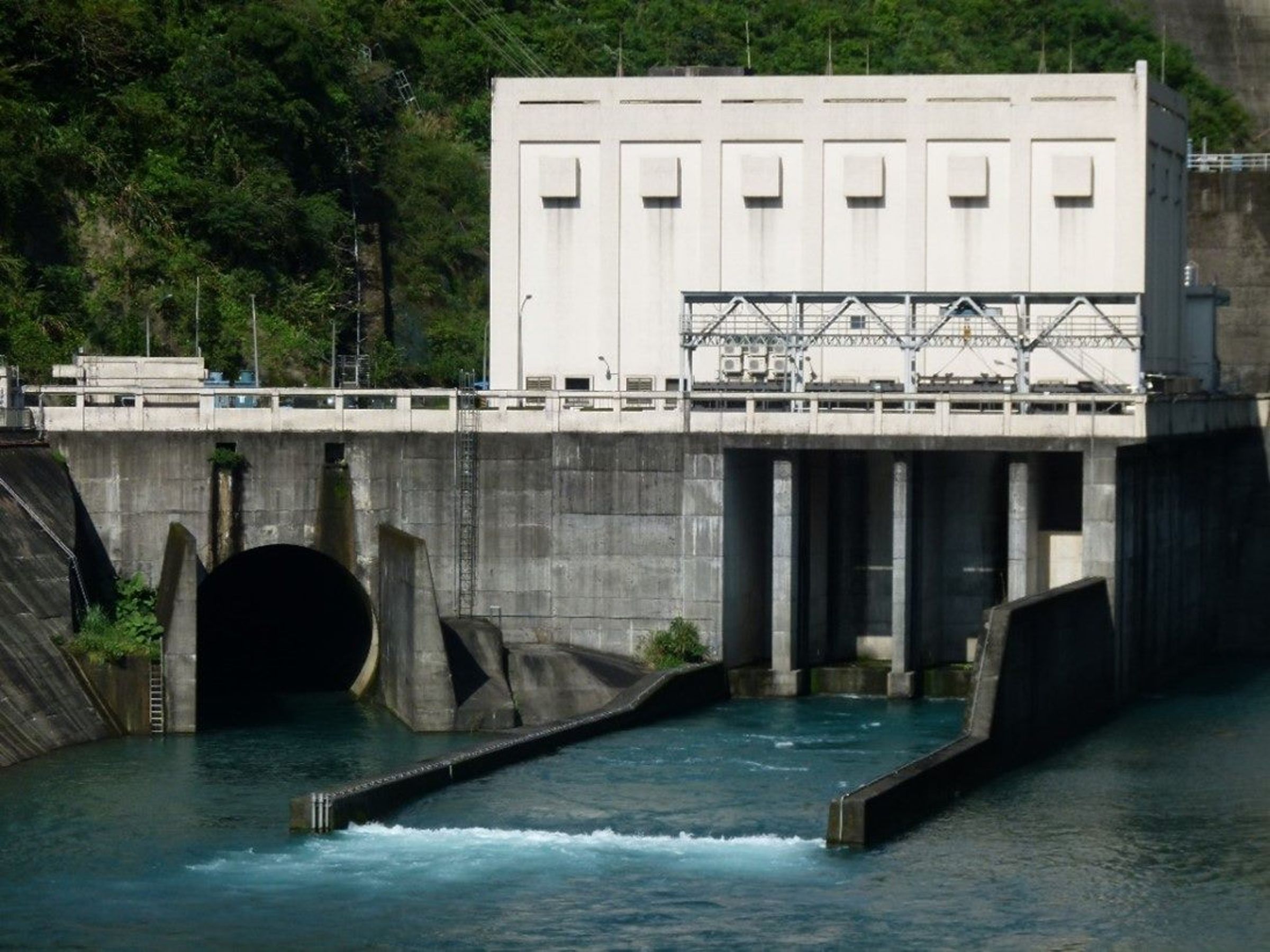因林口火力發電廠機組故障，翡翠水庫調度水力電廠支援發電，穩定電網。（翡翠水庫管理局提供）