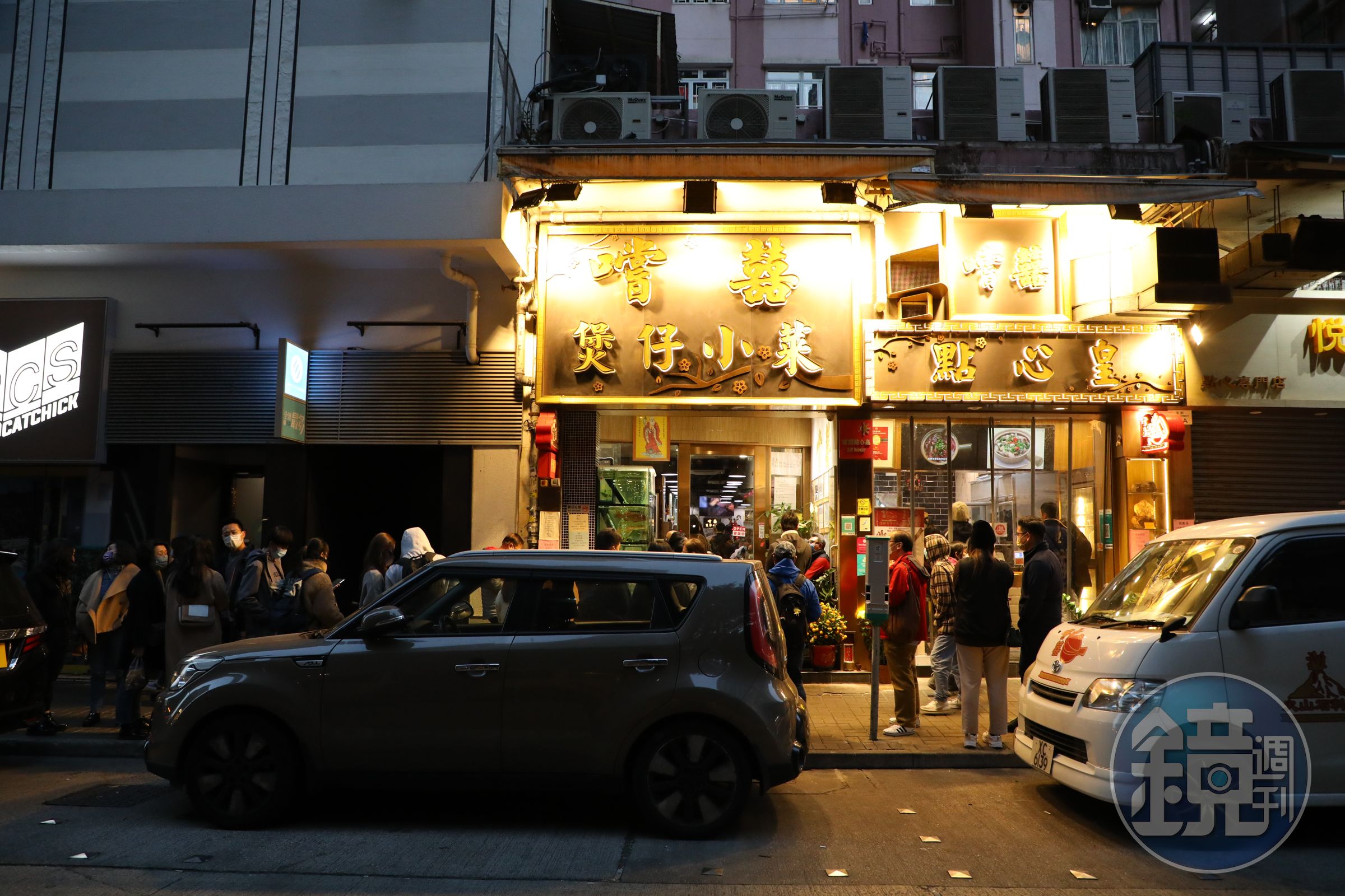 用餐尖峰時段「嚐囍煲仔小菜」排隊等待時間都是以小時起跳。