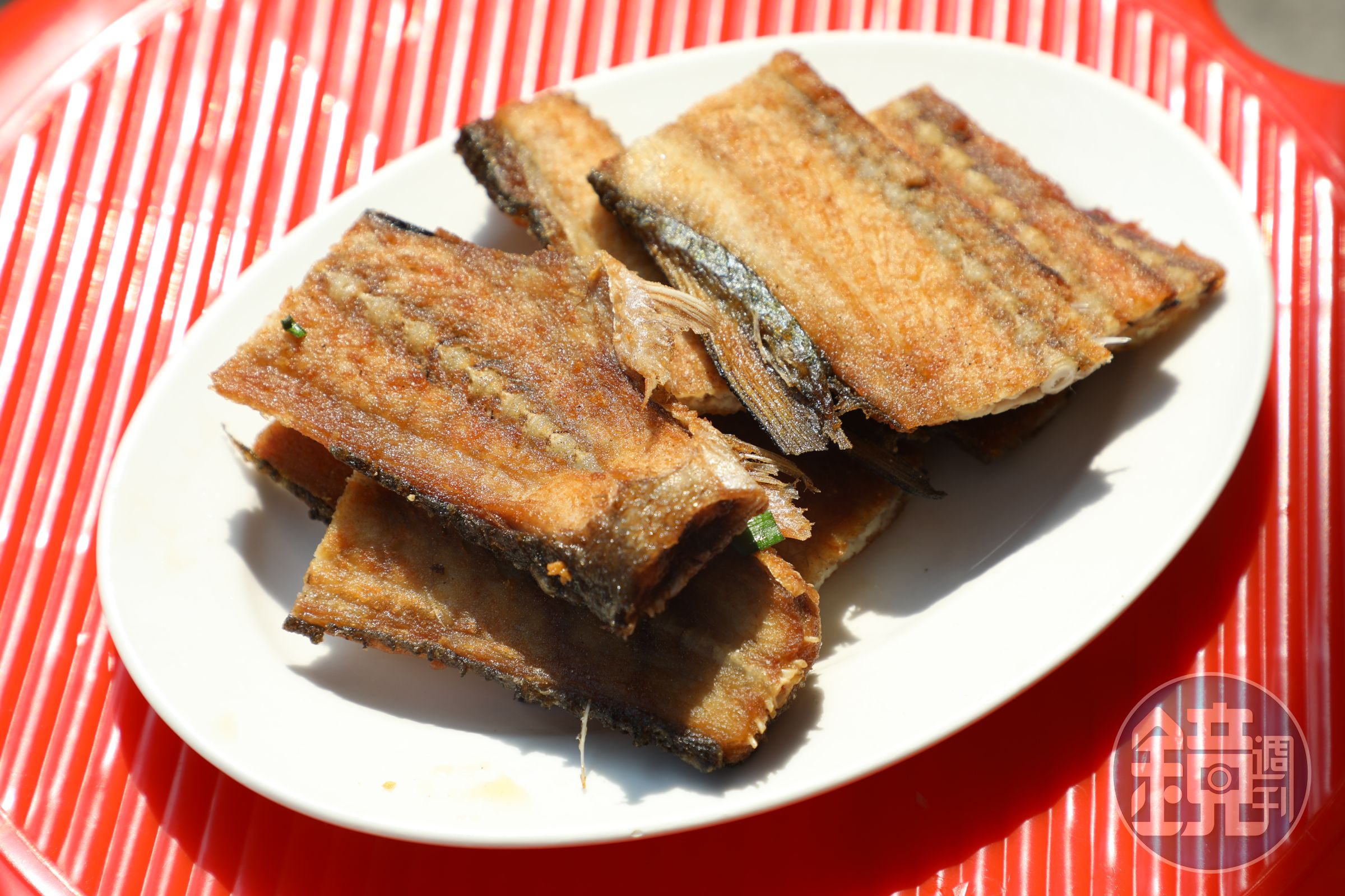 變廢為寶的「香煎魚背骨」乍看很像白帶魚，越吃越涮嘴。（60元／份）
