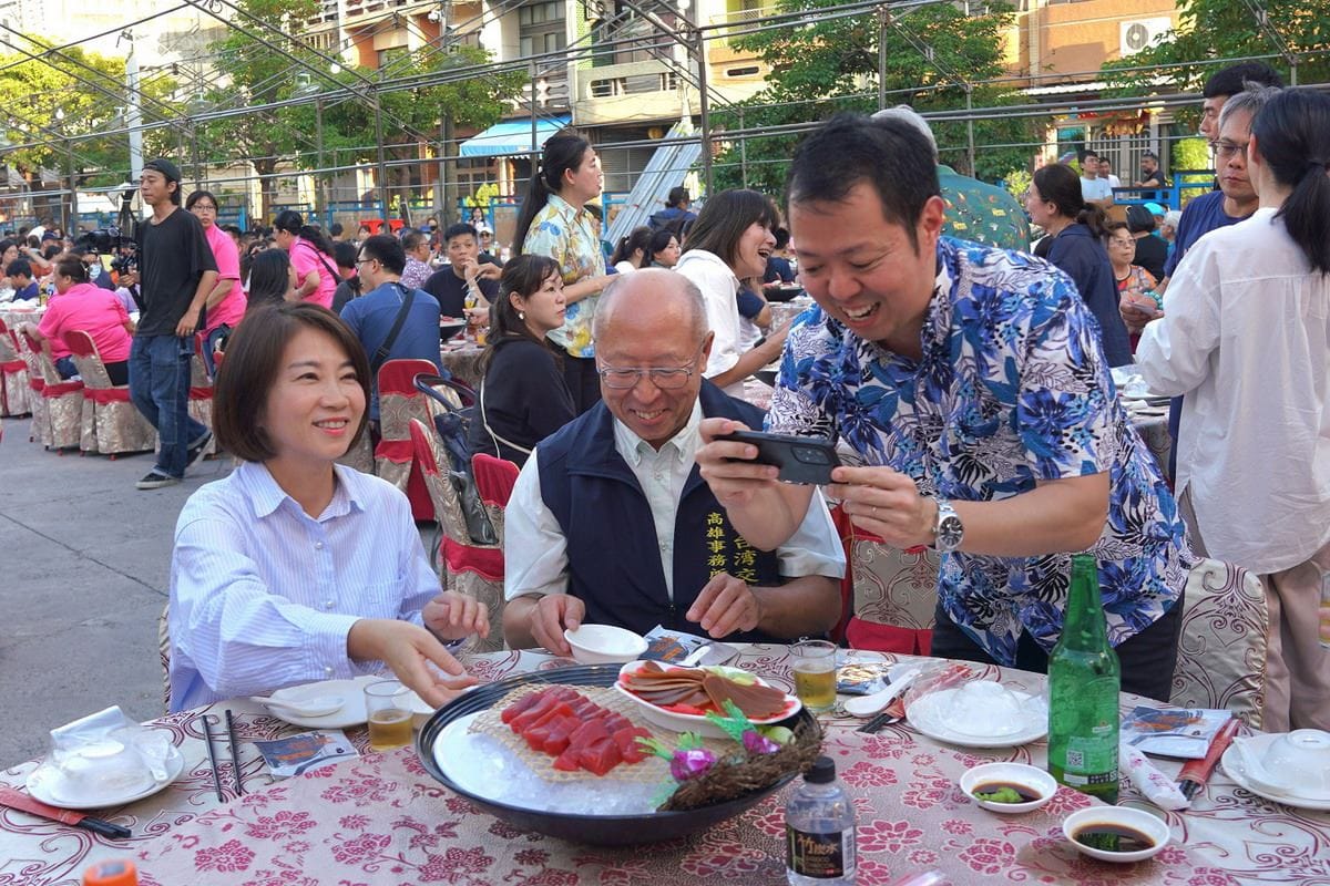 屏東黑鮪魚文化季8日在東隆宮前席開百桌，邀請外賓品嘗黑鮪魚生魚片等在地美食。（屏東縣政府提供）