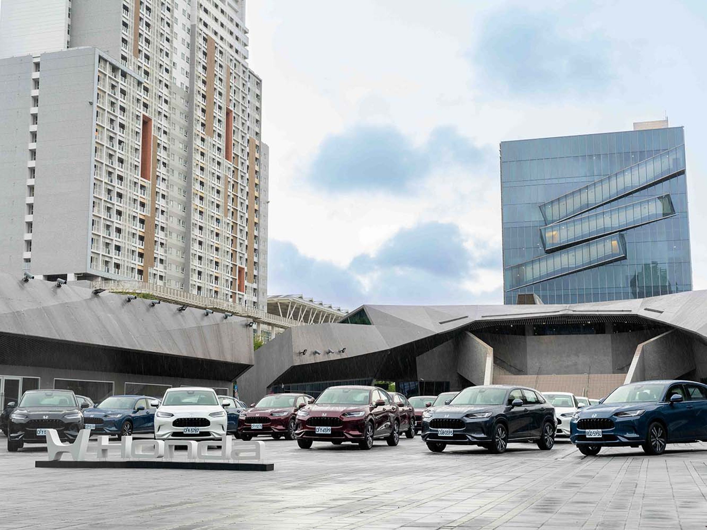 車身尺碼介於CR-V和HR-V之間，ZR-V在國內採用單一車型販售，建議售價119.9萬。