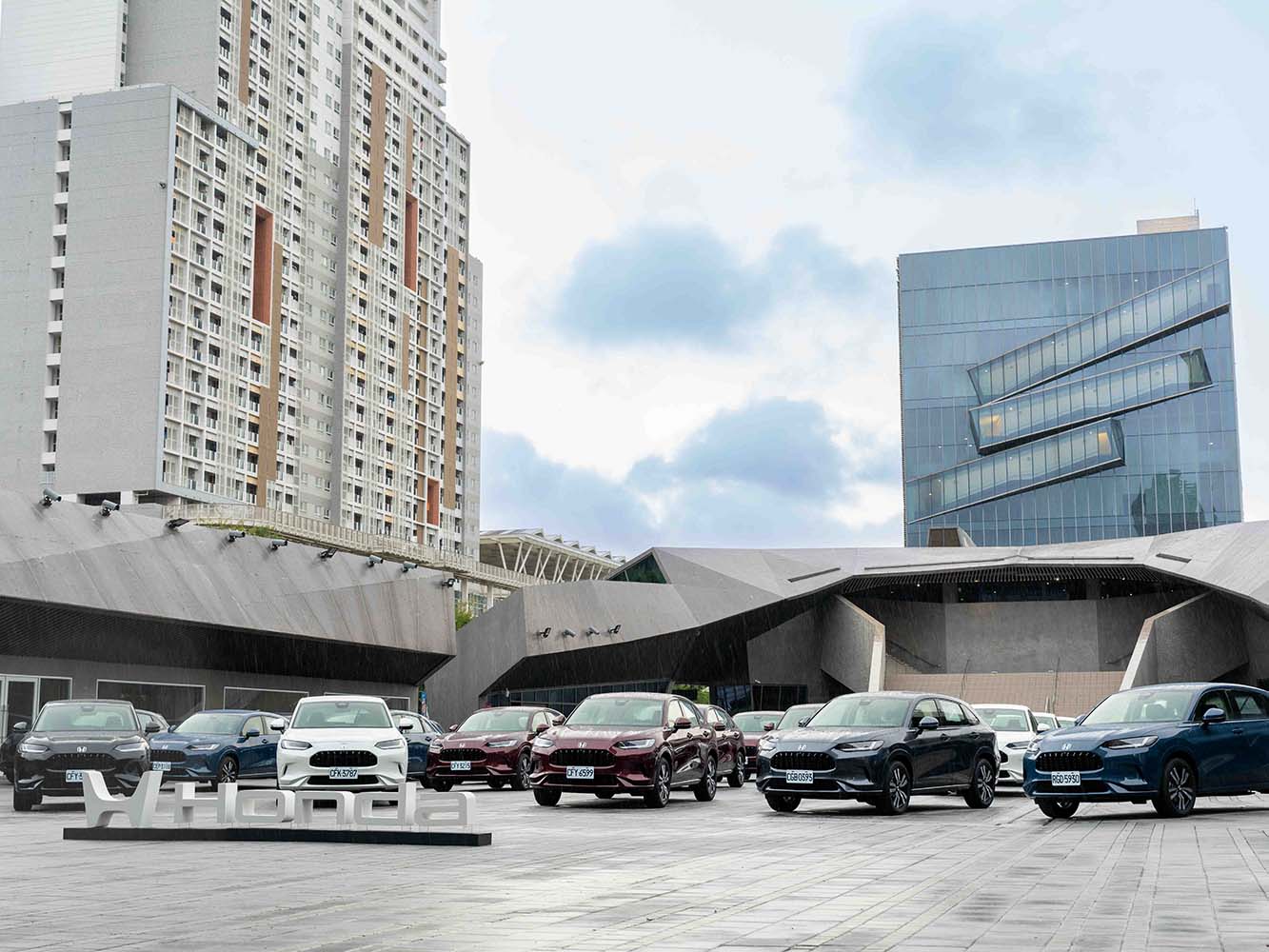 車身尺碼介於CR-V和HR-V之間，ZR-V在國內採用單一車型販售，建議售價119.9萬。