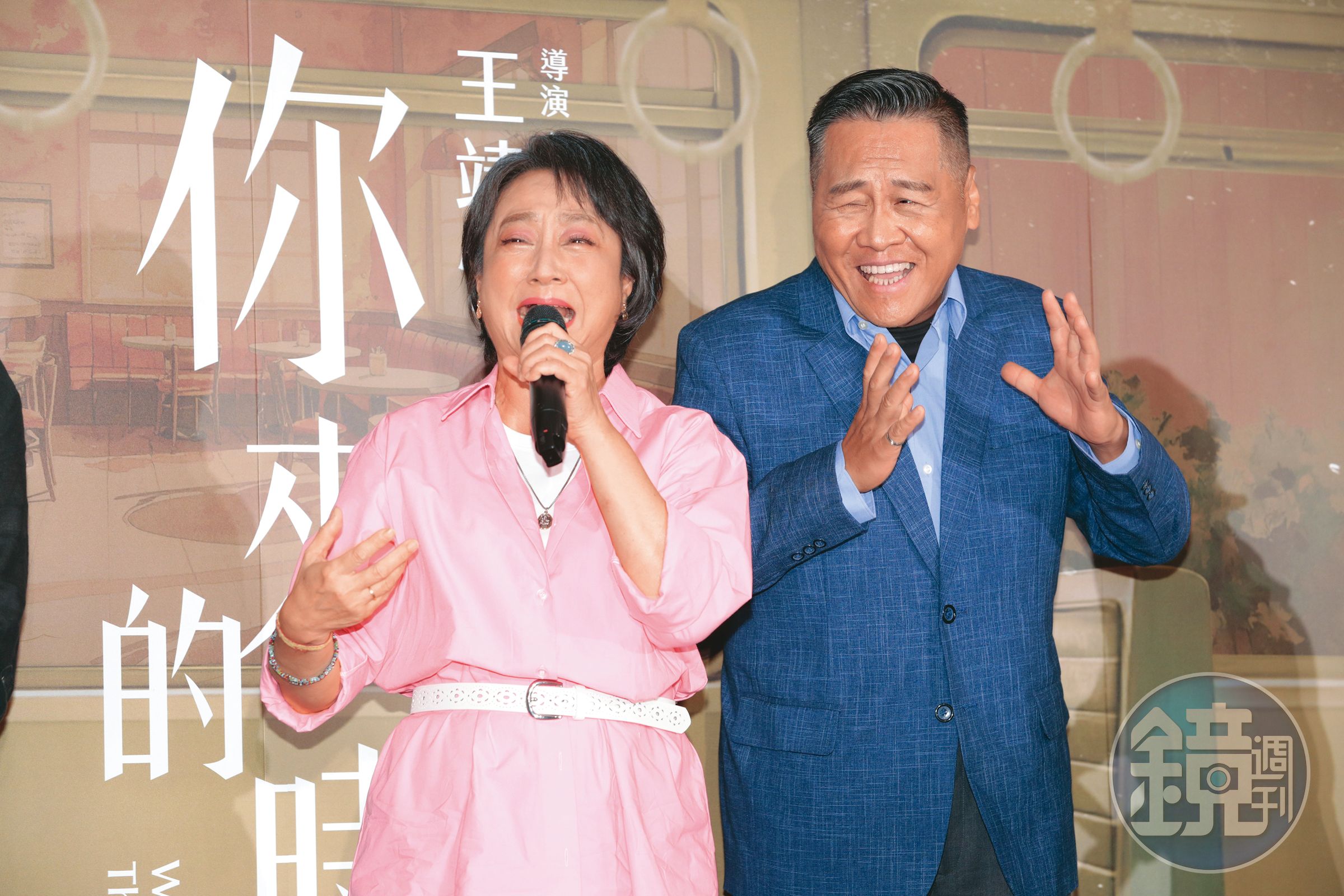 看楊麗音（左）這一口幾乎能含進麥克風的架勢，阿姨平常吃不錯喔～右為朱德剛。