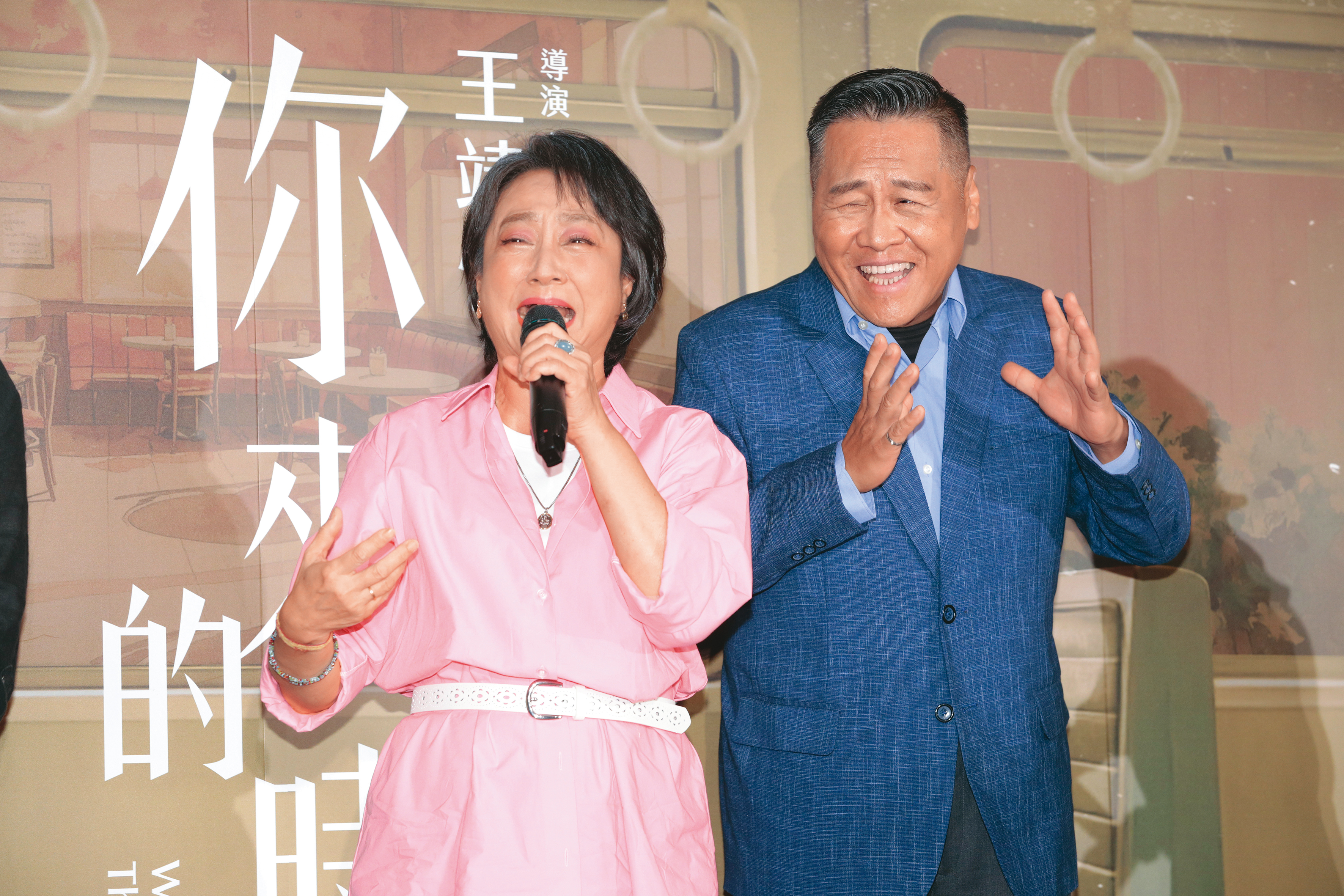 看楊麗音（左）這一口幾乎能含進麥克風的架勢，阿姨平常吃不錯喔～右為朱德剛。