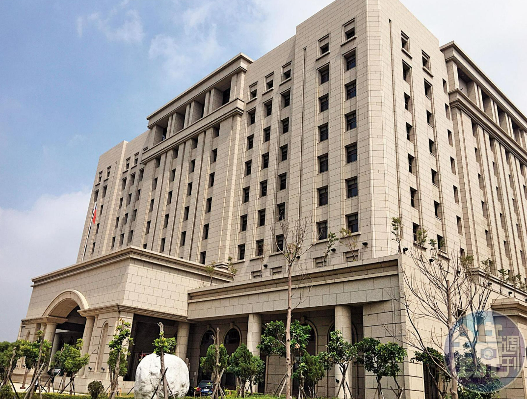 新北市一名陳姓男子酒後失控辱警、毆警，桃園地檢署今將他起訴。