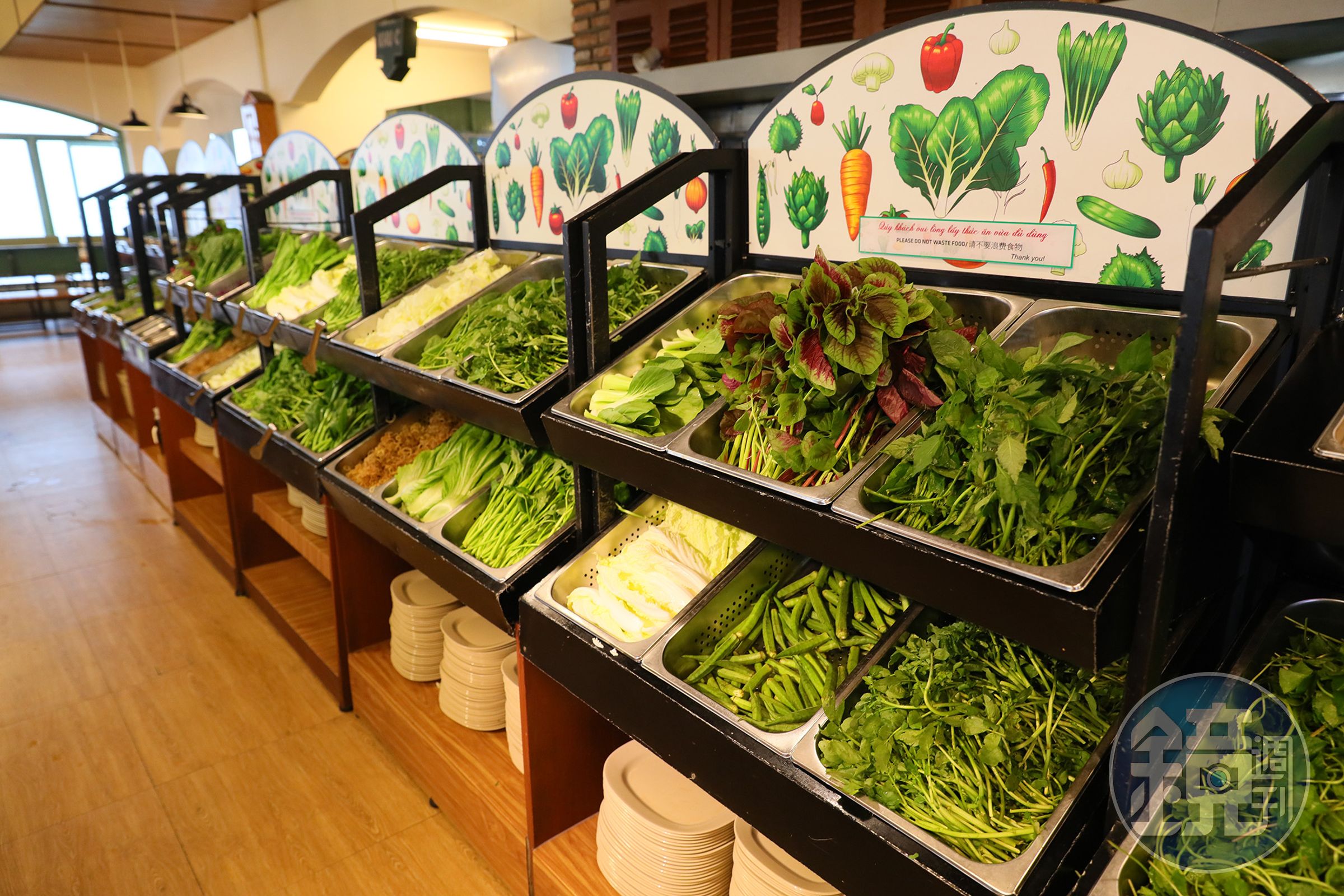 Buffet rau Đà Lat-Nhà hàng Légud」的自助餐台上，供應超過20種蔬菜。