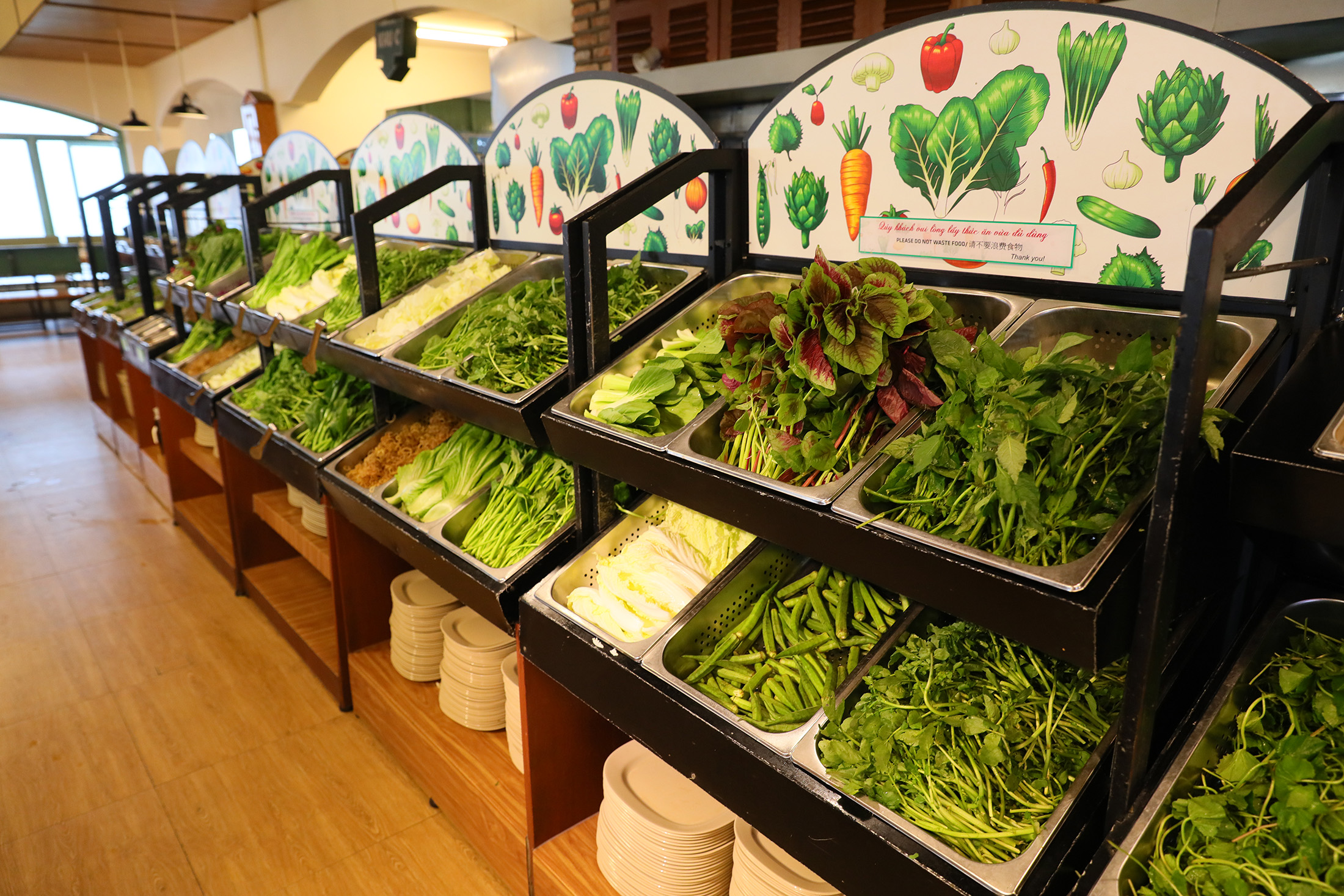 Buffet rau Đà Lat-Nhà hàng Légud」的自助餐台上，供應超過20種蔬菜。