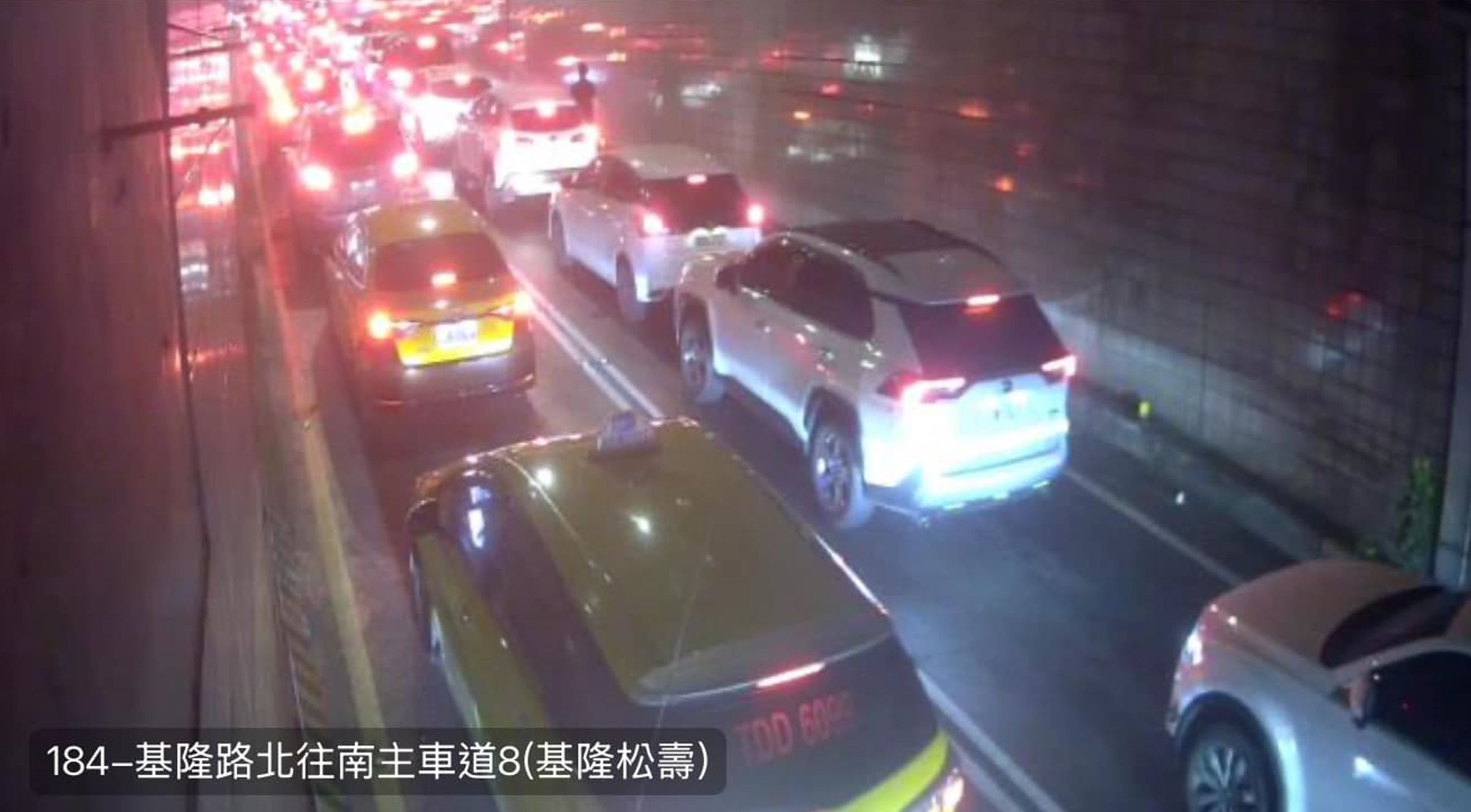 昨晚北市基隆路地下道短短3分鐘車程,竟然大批車輛塞在裡面1小時動彈不得。(翻攝自陳宥丞臉書)