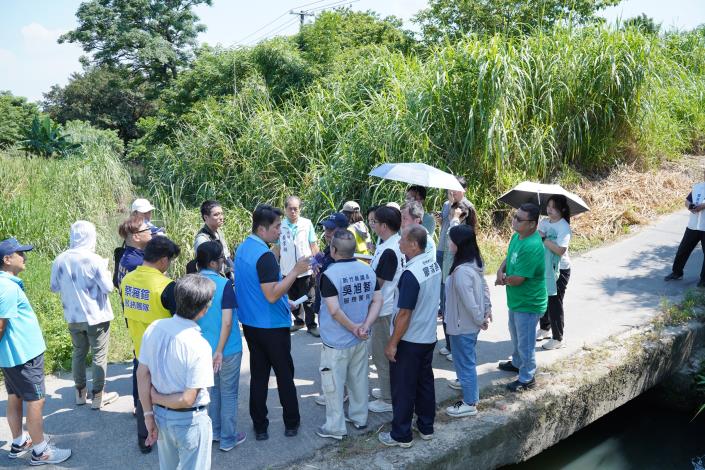 豪雨造成鳳山溪支線淹水,竹縣府跨單位會勘研商應變。(新竹縣政府提供)