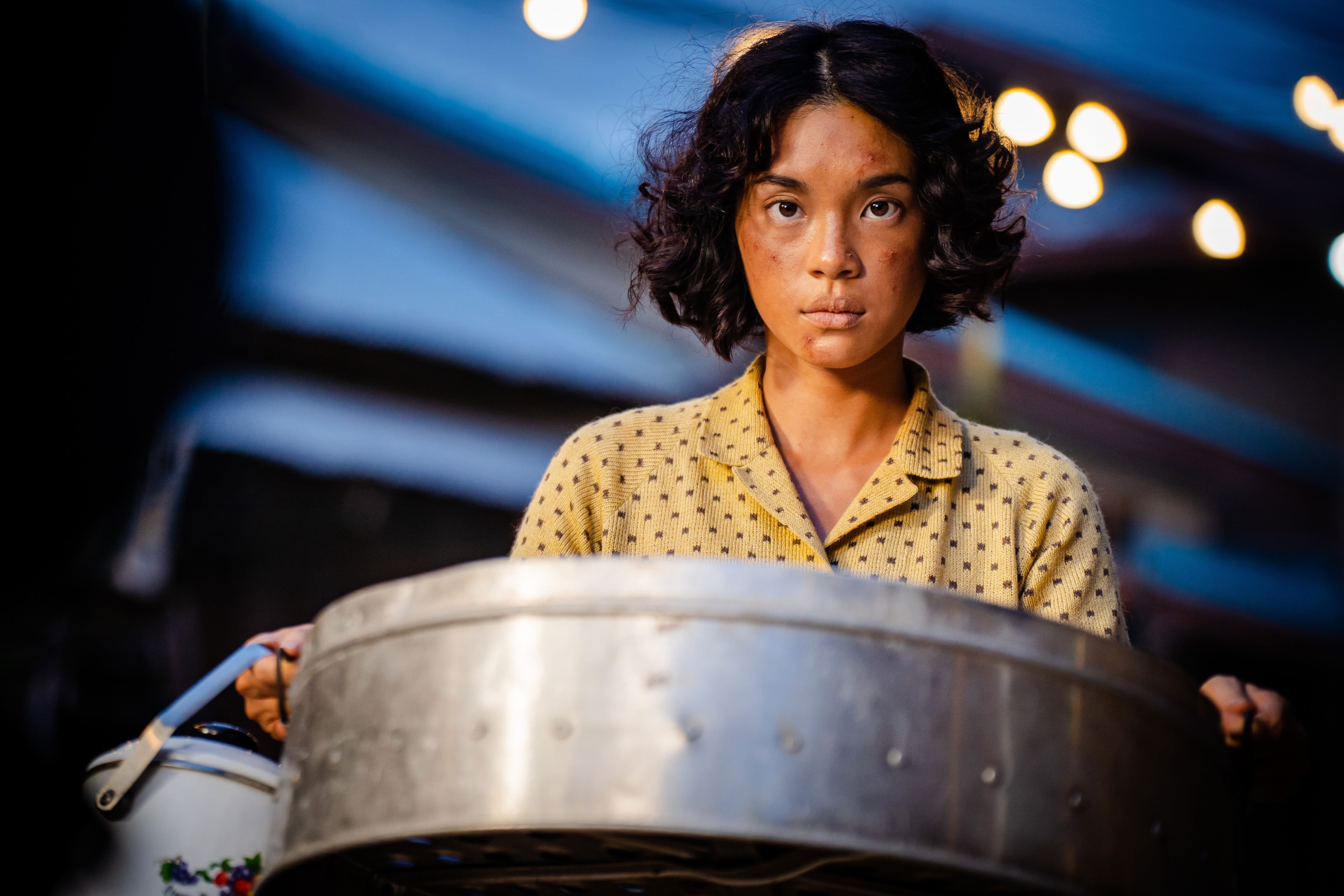 致敬《邪降》的「人肉雞湯」，《邪降女帝》推出升級版暗黑料理。（威視電影提供）