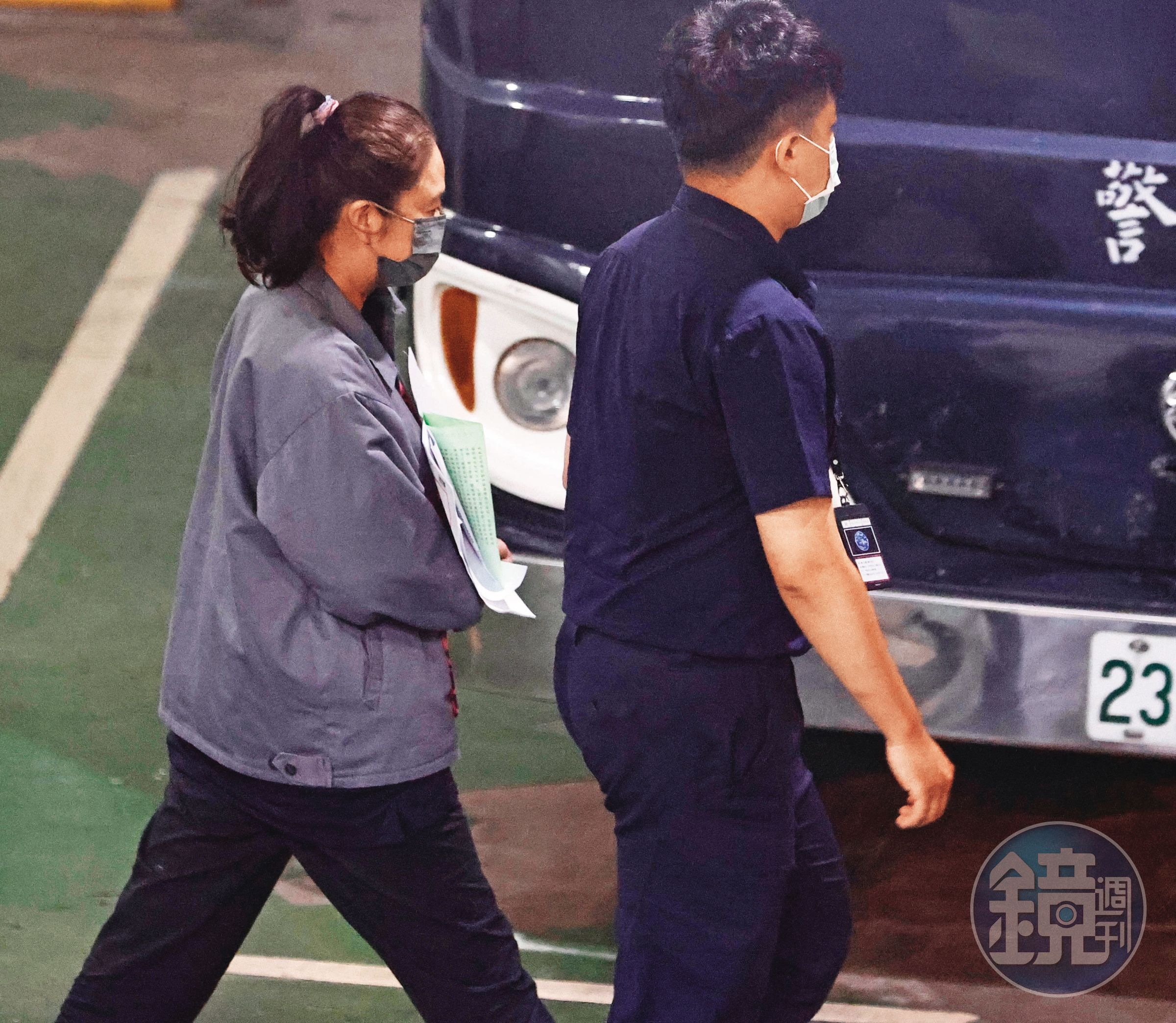 應曉薇被收押在北所練道家修仙術,她自稱已過世的氣功大師二度穿著紅色道袍且面帶微笑到監獄看她。