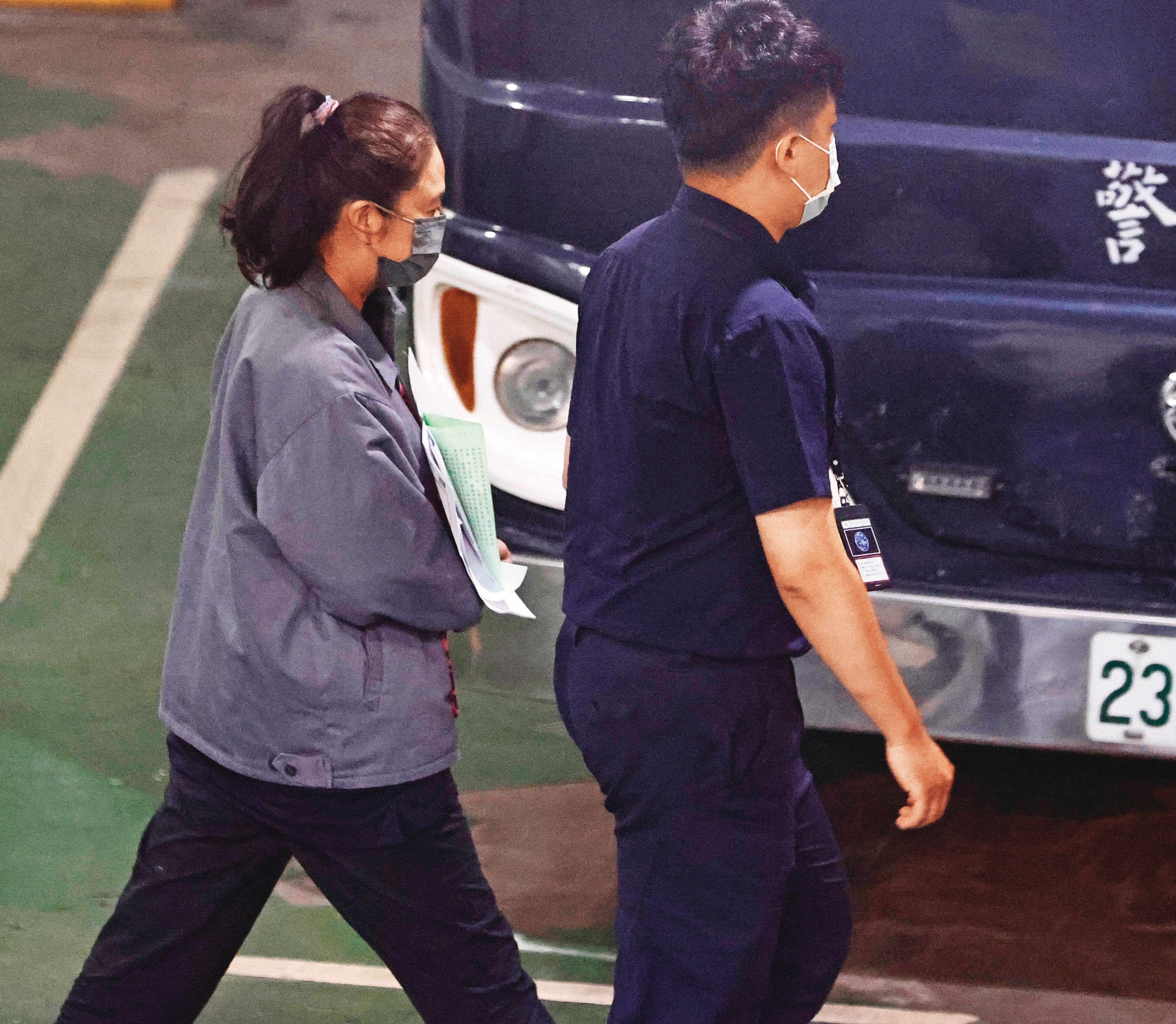 應曉薇被收押在北所練道家修仙術，她自稱已過世的氣功大師二度穿著紅色道袍且面帶微笑到監獄看她。