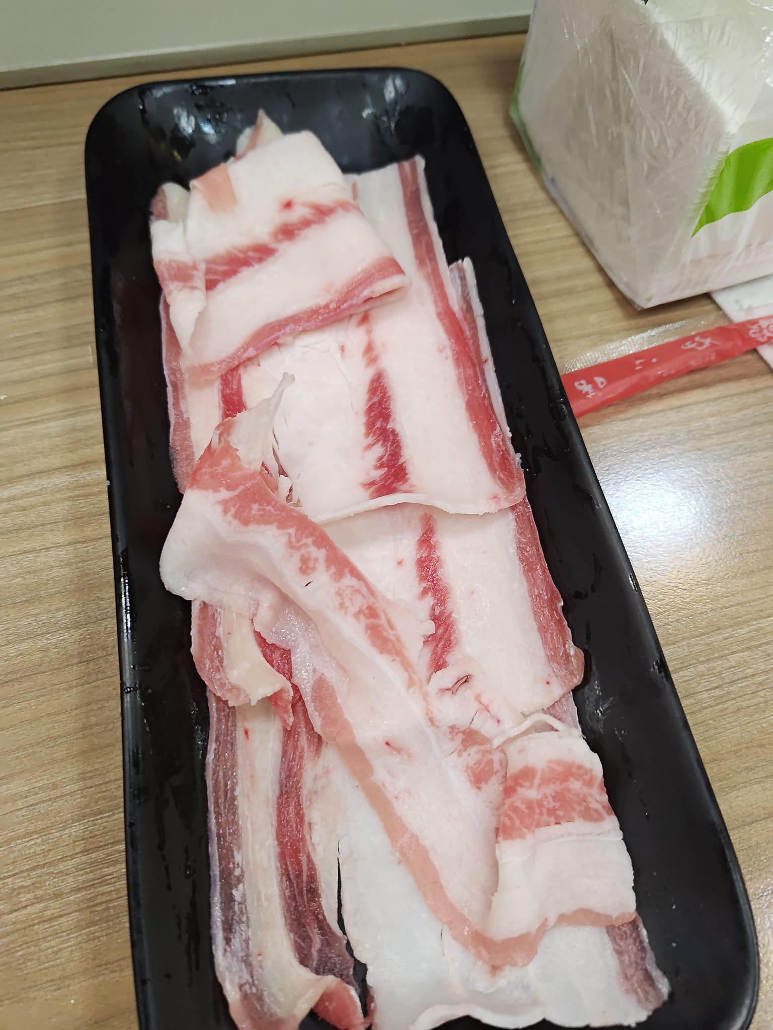 有消費者在臉書社團po文,指去吃小火鍋點了2份雪花牛,結果實體肉片送上來,讓原po看到傻眼。(翻攝自爆廢1公社)