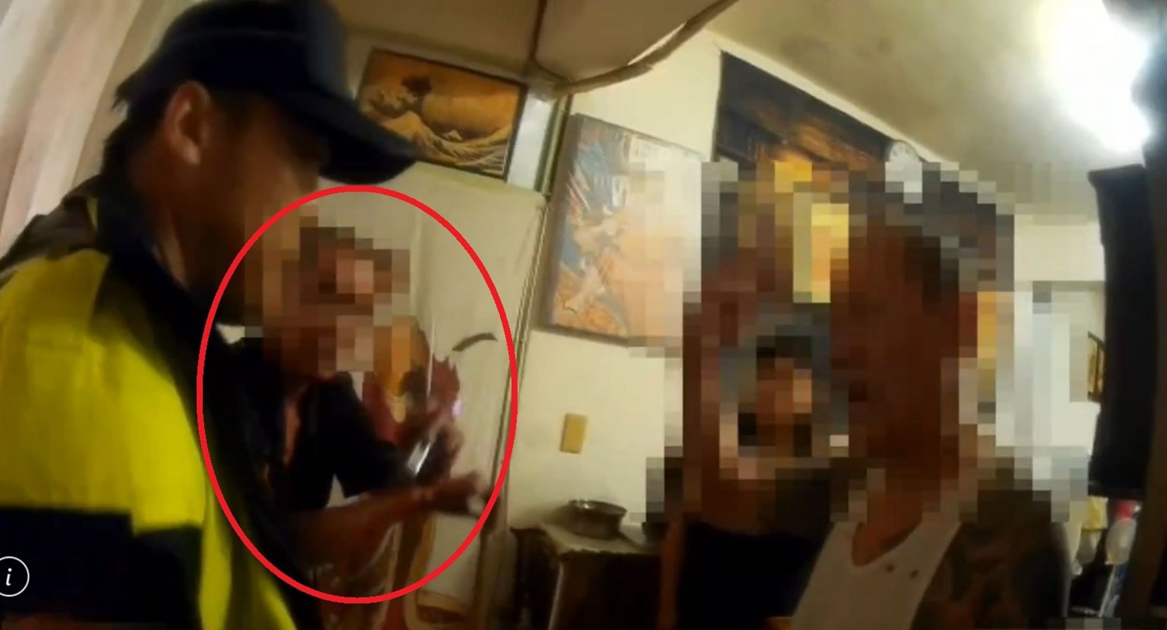 鄭男（紅圈）持瓦斯槍到前女友暫住地點理論，遭到壓制逮捕。（翻攝畫面）
