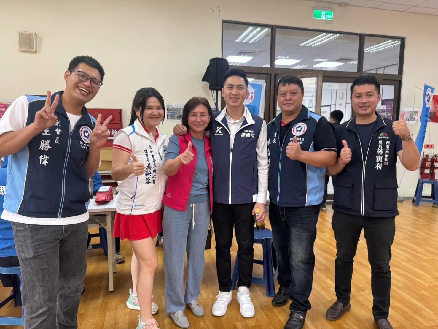 廖偉翔和台中市議員媽媽黃馨慧與台中市青年同心會成員合影,右2為林男。(翻攝自Threads)