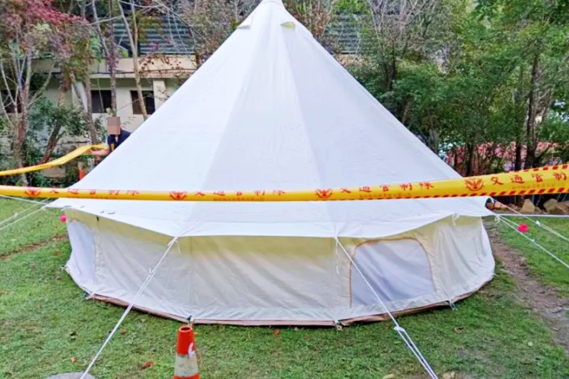 新竹縣尖石鄉某露營民宿昨（26日）有一家3口，因在帳篷內燒炭取暖發生1死2傷意外。（翻攝自記者爆料網）