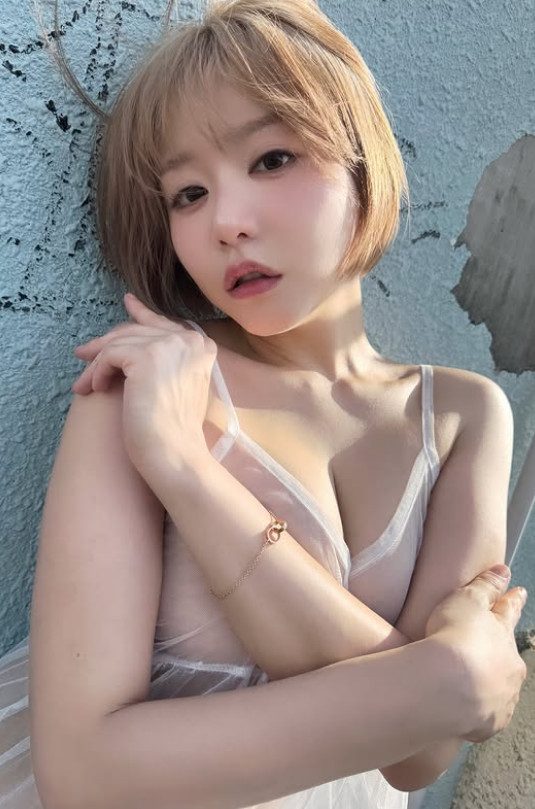 濱崎真緒自爆曾有富豪飯局開價一天一億日圓,反而讓她感到驚恐。(翻攝IG@maohamasaki_official)