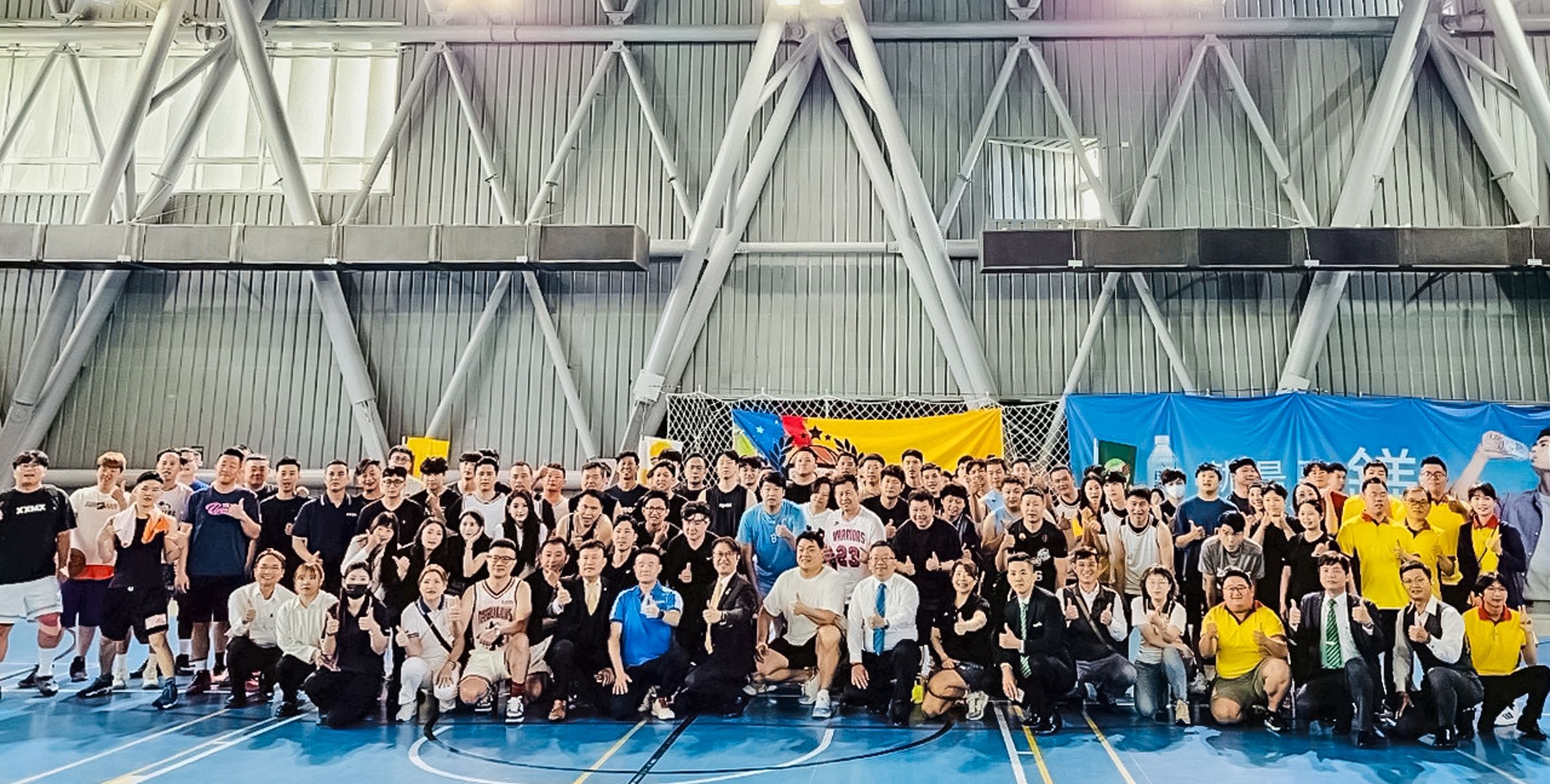 永慶加盟四品牌台南經管會於5月21日舉辦「2025台南區籃球運動會」，25支隊伍參賽，超過300人到場助陣加油。（永慶房產集團提供）