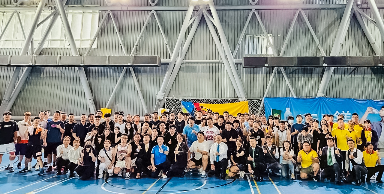 永慶加盟四品牌台南經管會於5月21日舉辦「2025台南區籃球運動會」，25支隊伍參賽，超過300人到場助陣加油。（永慶房產集團提供）