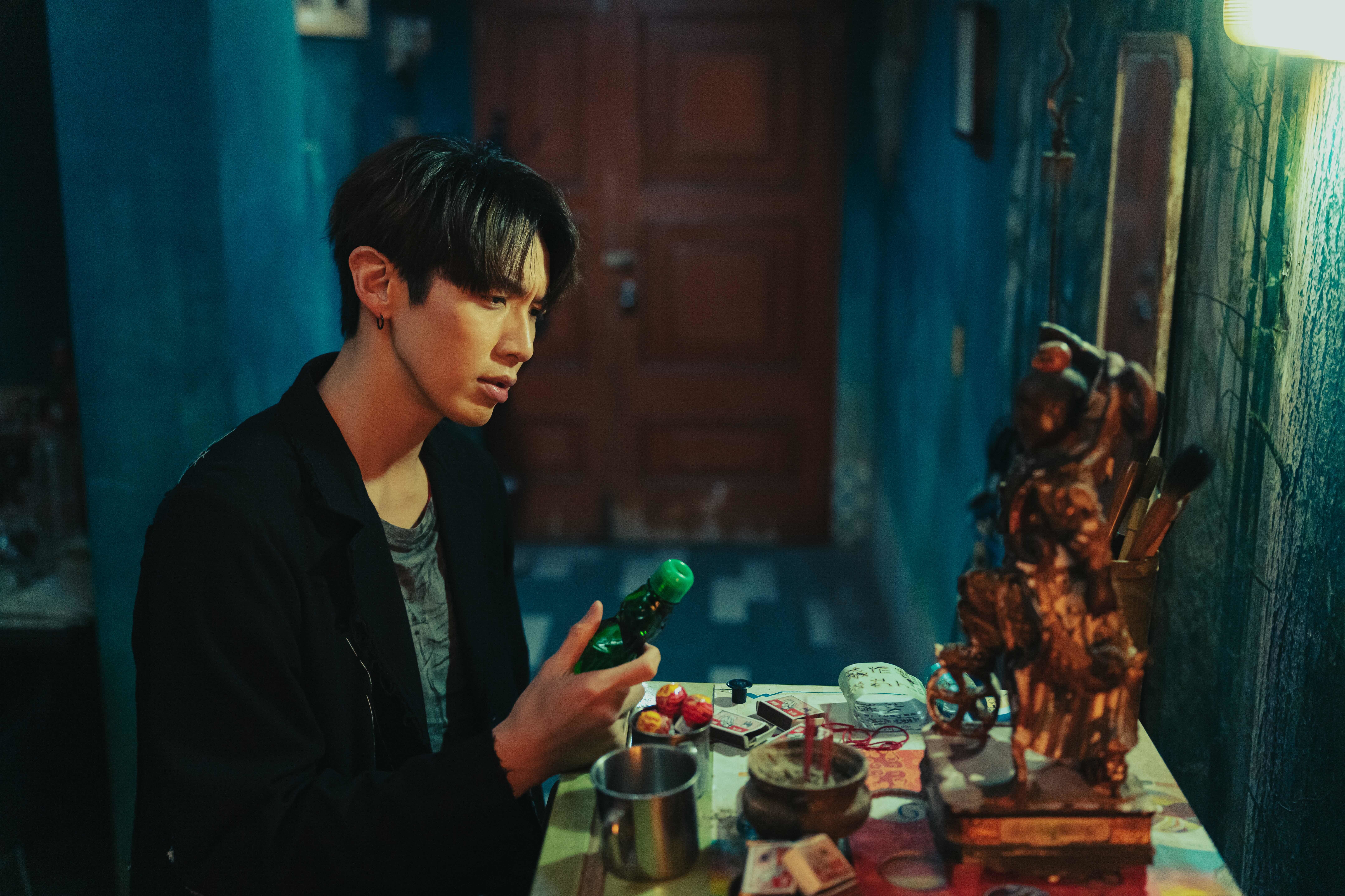 柯震東詮釋三太子乩身斬妖除魔，嘆活著只為還債與贖罪。（Netflix提供）