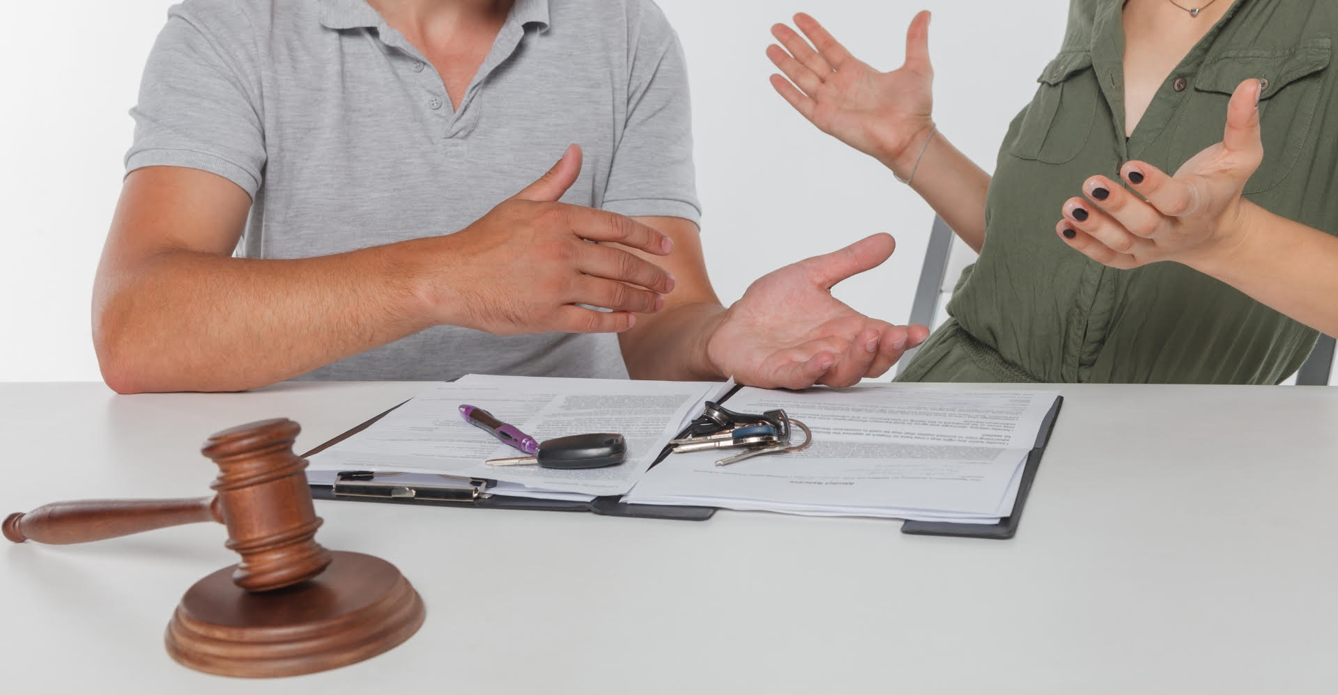 台北一名老翁迷信命理結婚沖喜,婚後因妻子互動冷淡有名無實,訴請離婚卻被討千萬分手費。(示意圖,photoAC)