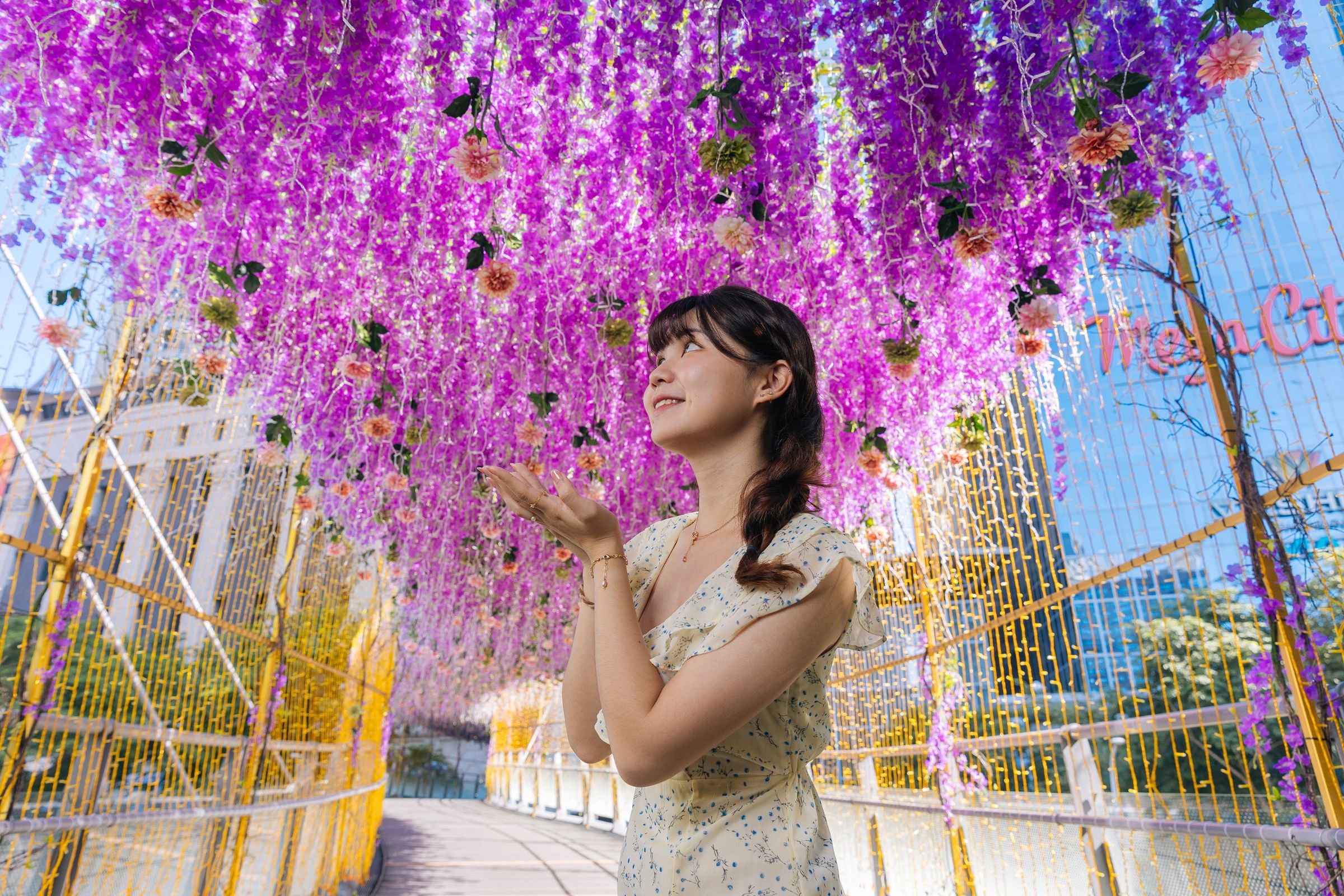 充滿粉紫色花海的「紫藤精靈光廊」,甜蜜浪漫氛圍佈滿耶誕城。(新北觀旅局提供)