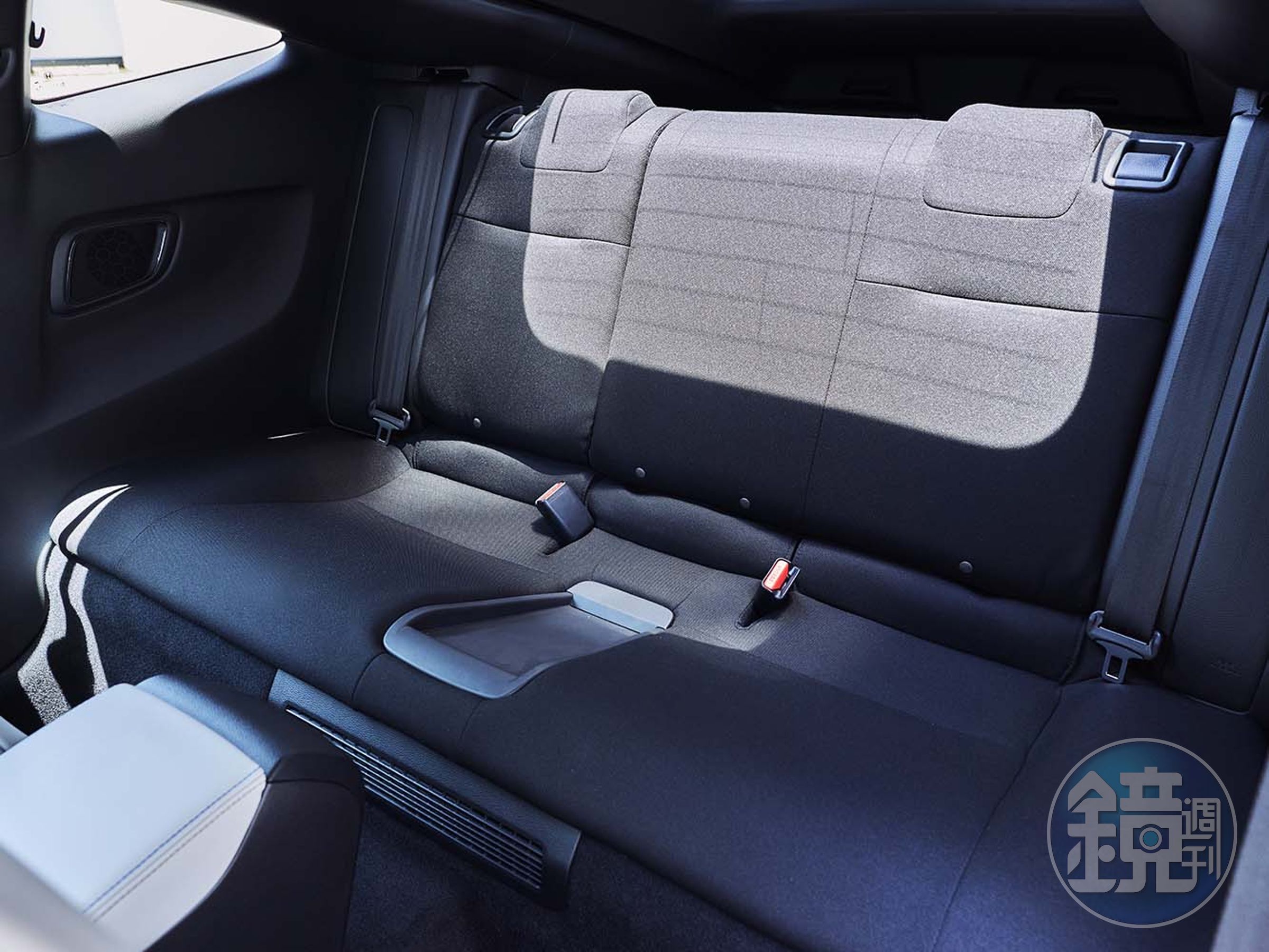 車輛採用2+2座椅設計，後座空間相當狹窄。