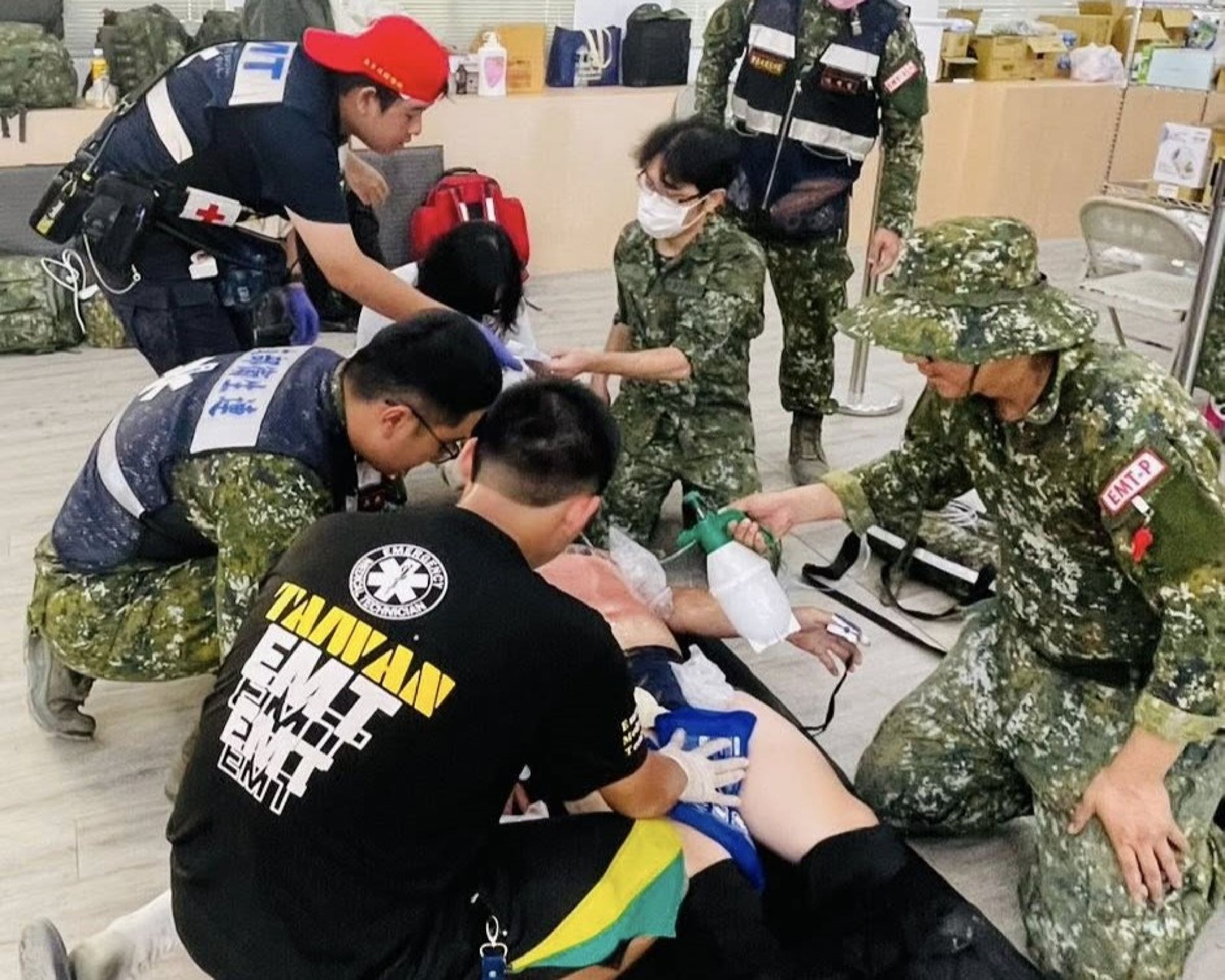 一名志工在烈日下鏟土暈倒,軍醫立刻啟動熱傷害處置流程搶命。(取自臉書「國軍花蓮總醫院」)
