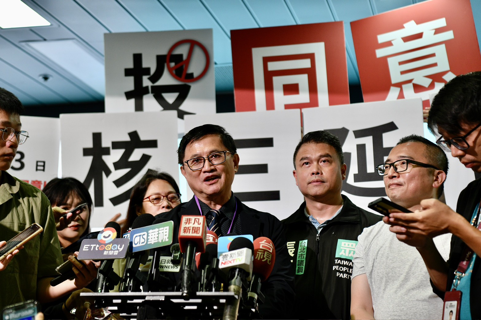 和碩董事長童子賢今日出席核三重啟公投發表會，並擔任正方代表。（鏡報李智為攝）