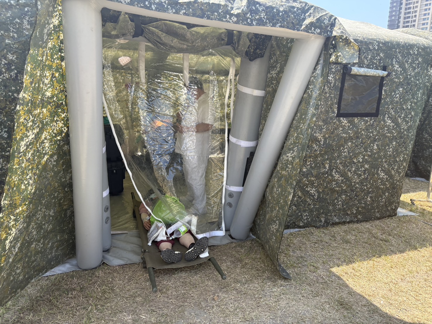 此次演習特地向軍醫局商借用FRSD的帳篷,調整成負壓狀態供現場緊急外科手術使用。