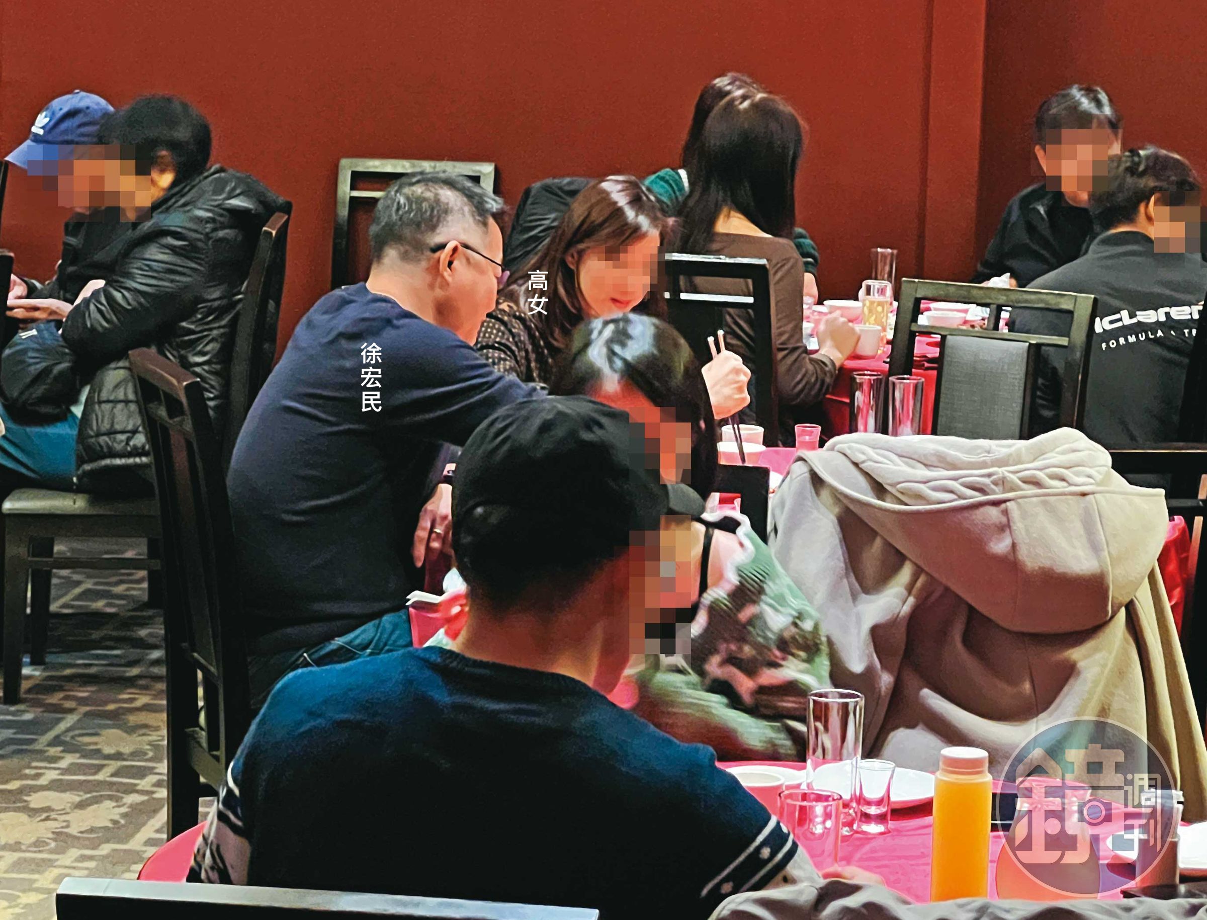 2024.12.23 17:15 台大教授徐宏民與高女到宜蘭約會,愉快大啖櫻桃鴨。