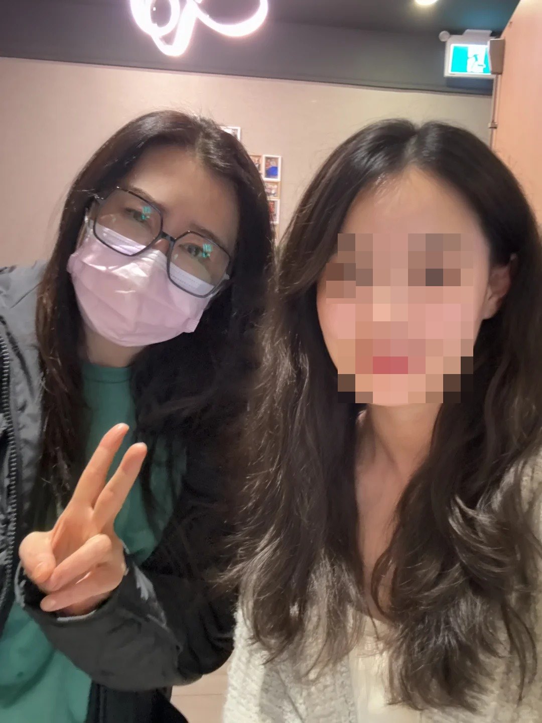 王祖賢(左)被認出來,大方與影迷合照。(翻攝小紅書)