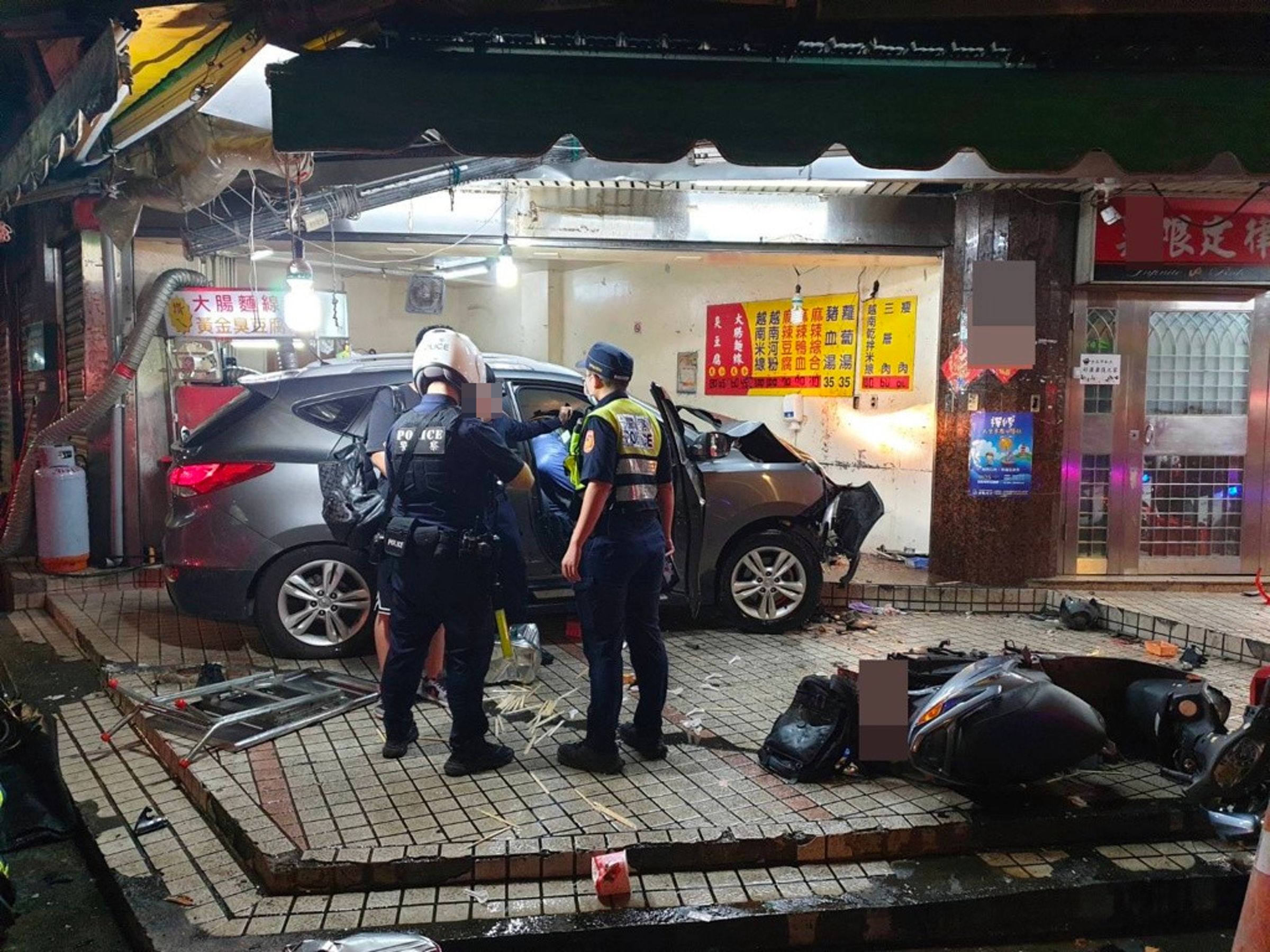 曾姓少年無照上路衝撞店面，造成3死2傷。（翻攝記者爆料網）