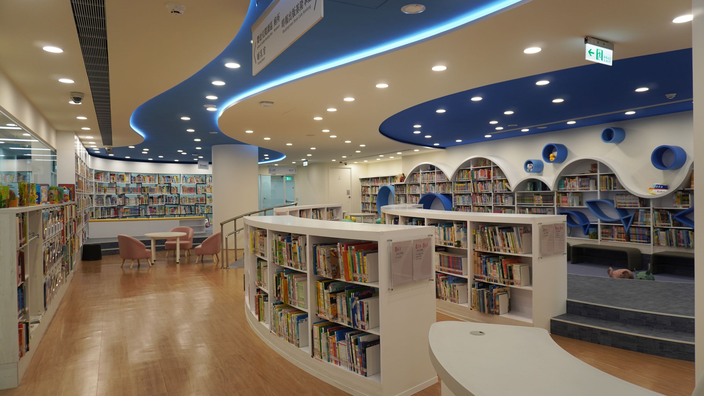 兒童室以童趣的海洋意象打造，並首度與具影響力的閱讀品牌時報出版異業合作設置專區，定期規劃主題書展。