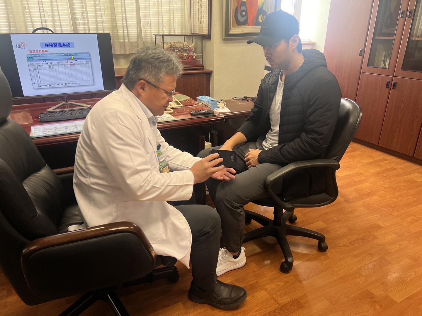 林家正在台日冠軍賽時被球弄傷右手指關節，需休養一段時間。（翻攝臉書粉專「Be Heroes」）