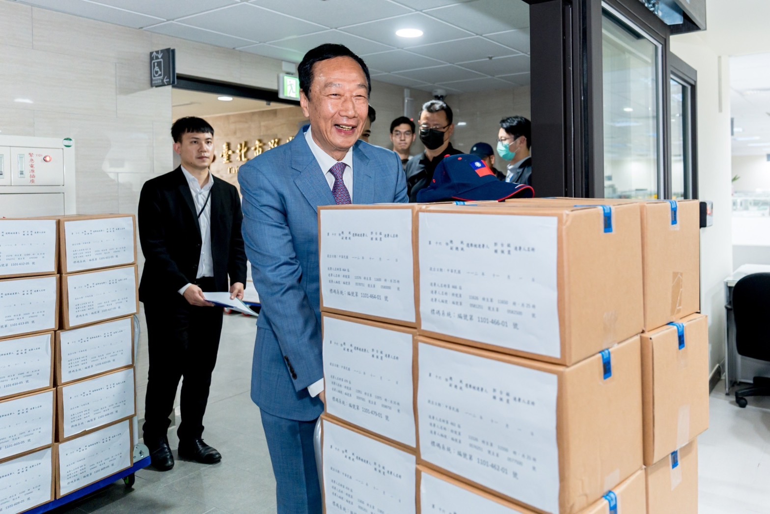郭台銘今（1日）與副手搭檔賴佩霞，一起現身台北市選委會送件連署書。（郭台銘競選辦公室提供）