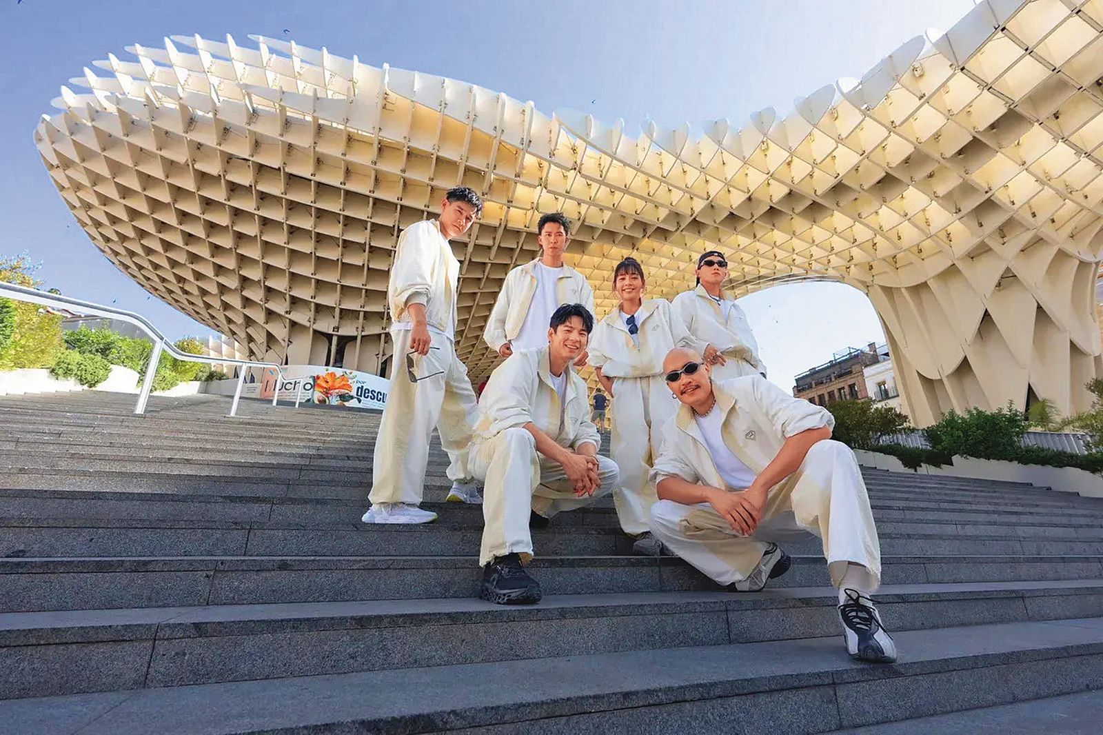 除林柏宏 （前排左），還有黃宣（前排右）、&Oslash;ZI（後排左二）、李齊（後排左一）共同主持《出去一下What A Trip》第二季，新加坡藝人郭坤耀（後排右起）與蕭歆霓則首度參與。 （出去一下What A Trip 提供）