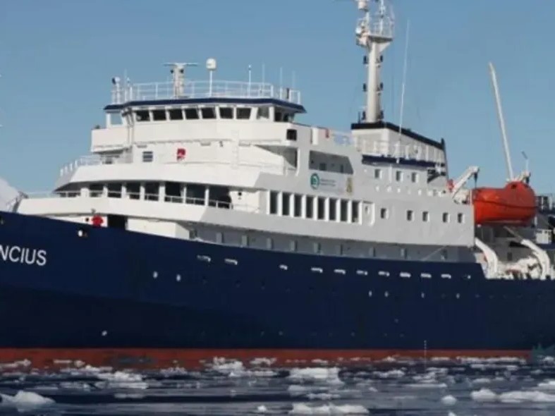 荷蘭籍郵輪「宏迪斯號」（MV Hondius）日前爆發漢他病毒疫情。10日郵輪抵達西班牙加那利群島特內里費島後，陸續展開乘客撤離與遣返作業。（示意圖，翻攝自Oceanwide Expeditions官網）