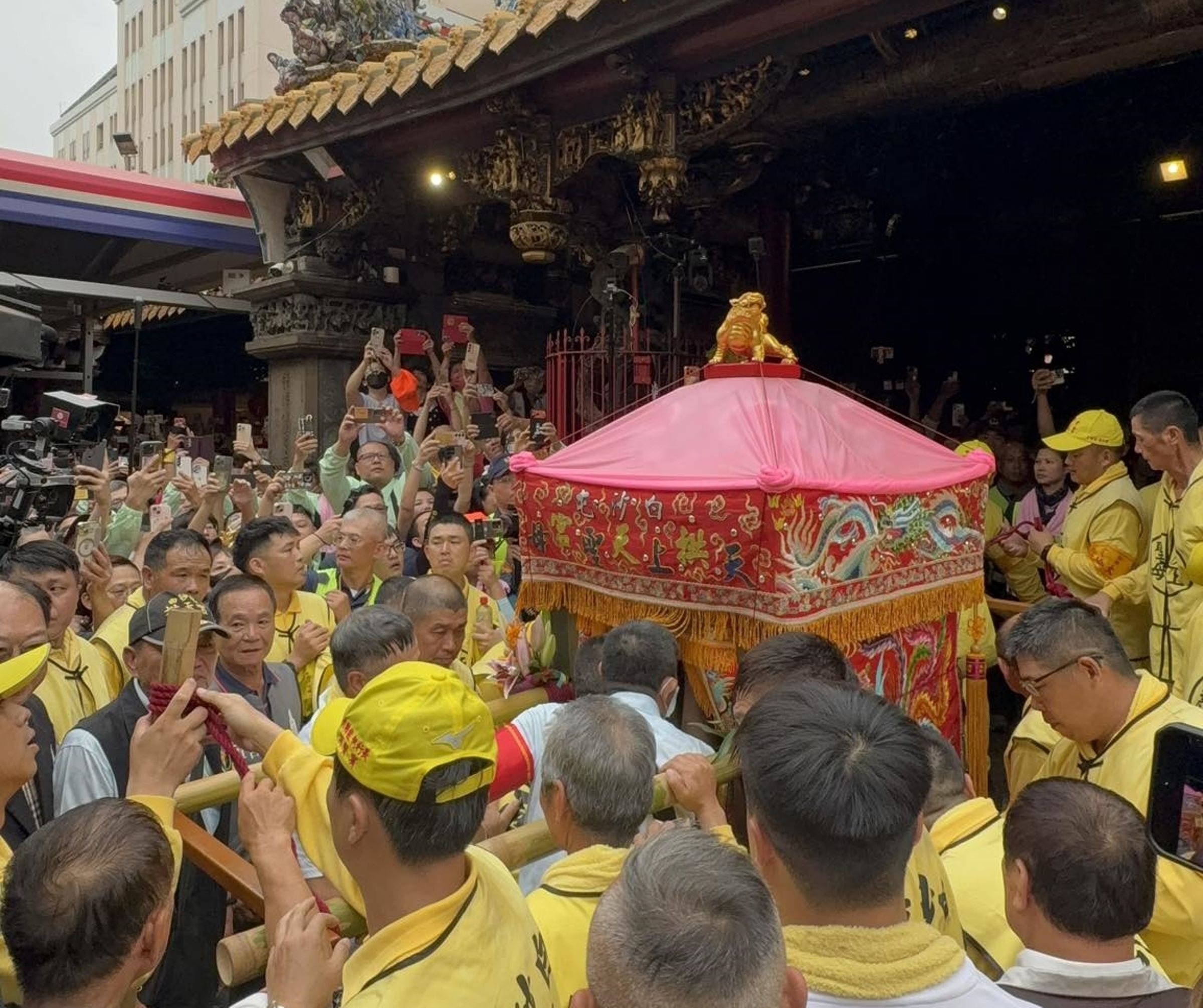 白沙屯媽祖近日正在進行8天7夜的進香活動,吸引數十萬香燈腳跟隨。(翻攝自白沙屯拱天宮粉絲專頁)