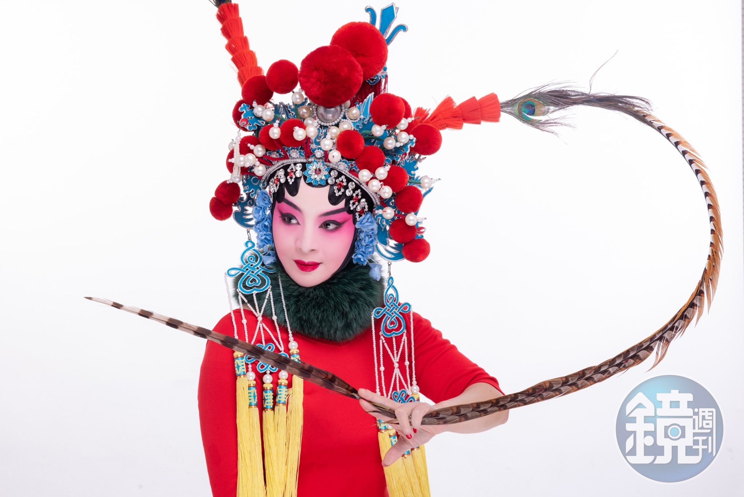 來自重慶的高瑜含出生於川劇世家，從小學武功身段，開餐廳前也曾做過川劇變臉等表演工作。