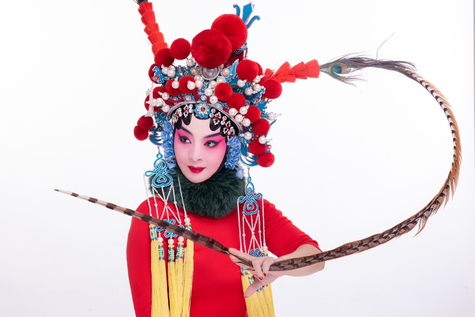 來自重慶的高瑜含出生於川劇世家，從小學武功身段，開餐廳前也曾做過川劇變臉等表演工作。