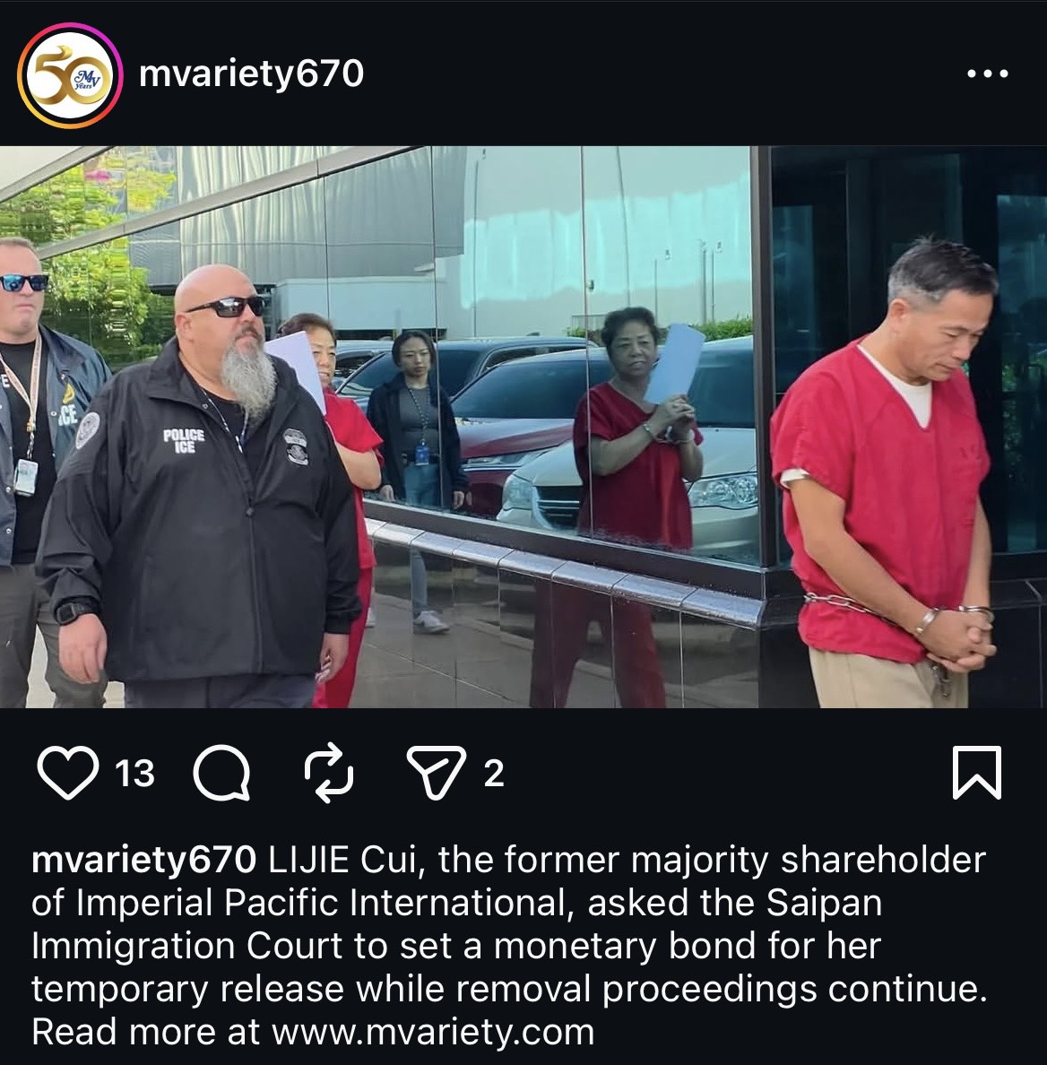 崔麗杰（紅衣女子）身穿紅色拘留服、雙手上銬現身移民法院，現場由ICE人員戒護。（翻攝mvariety670 IG）