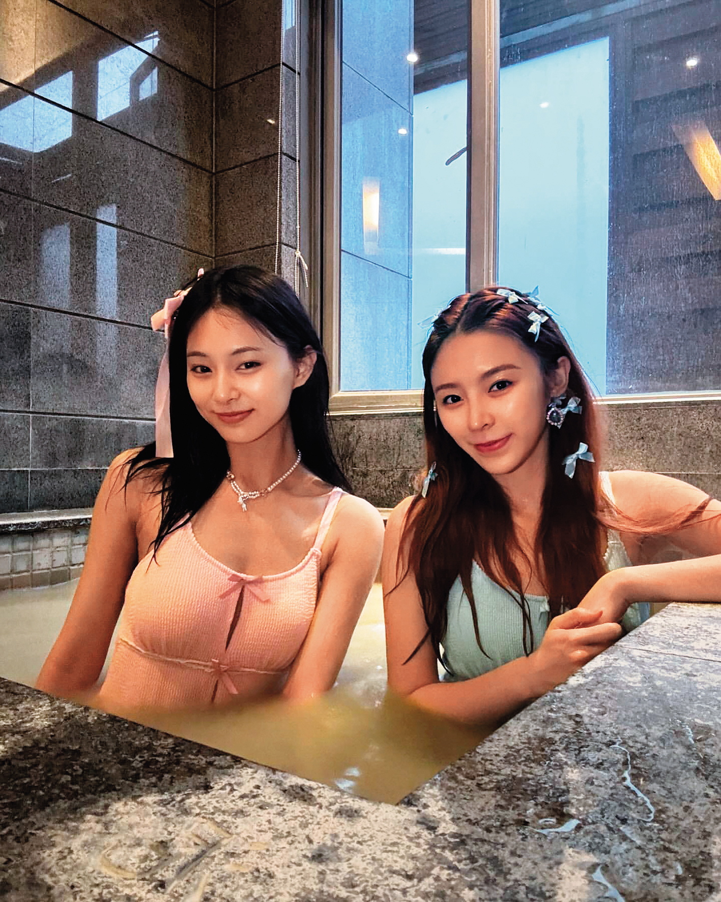 周子瑜(左)曬出和前韓團CLC的香港籍成員Elkie莊錠欣(右)在台南關子嶺泡泥漿溫泉的濕身照。(翻攝自周子瑜IG)