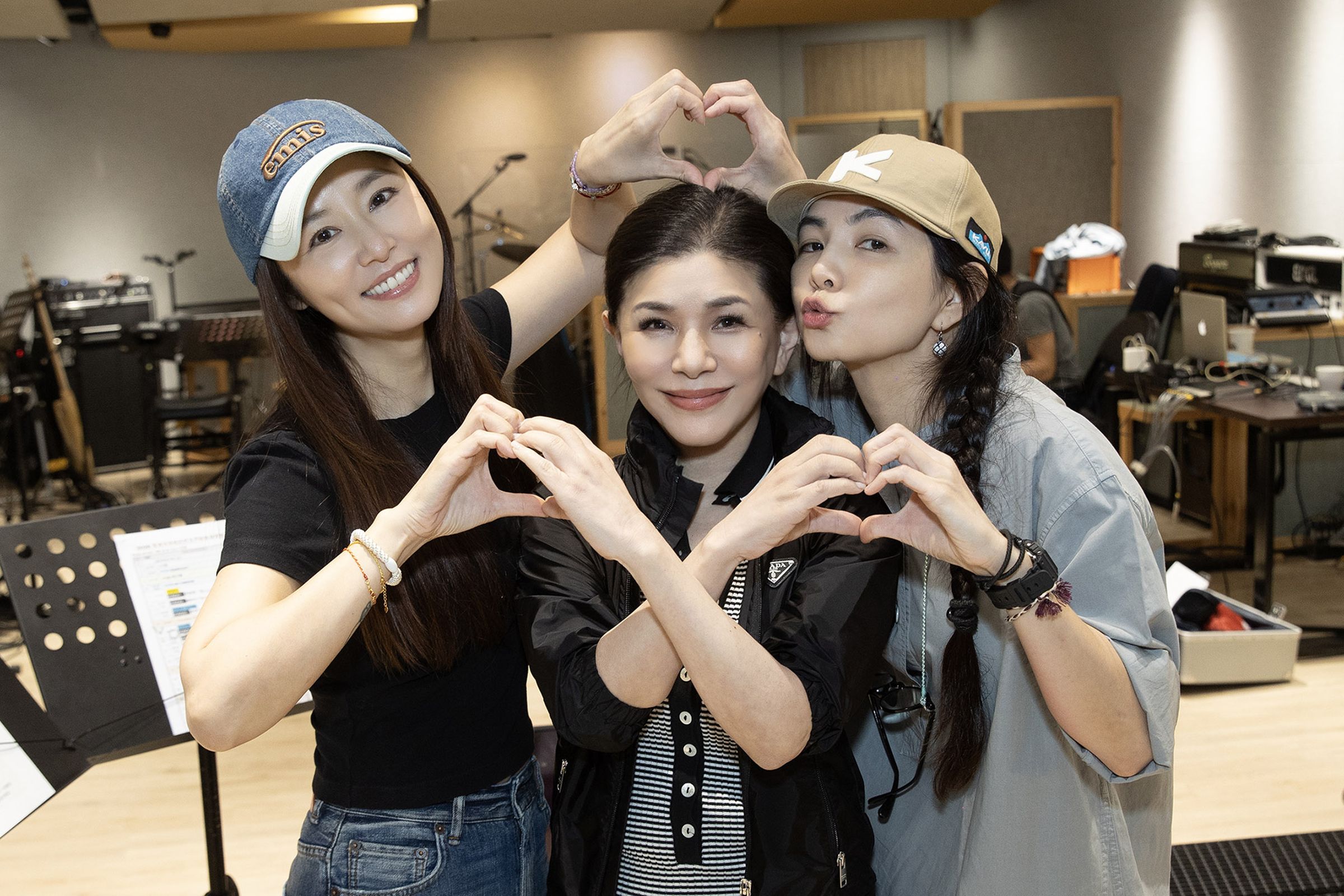 林心如、張清芳與Ella陳嘉樺為《張清芳與她的好友們》慈善演唱會綵排。（上引娛樂提供）